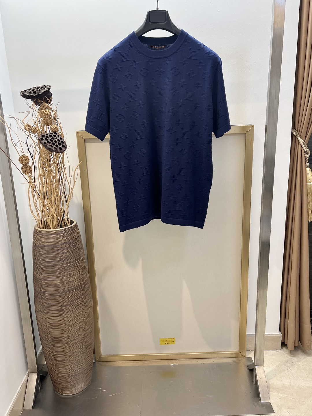 NO:941449,Size 46/48/50/52, same style for men and women. 1V Louis Vuitton full-width jacquard MONOGRAM short-sleeved crew neck shirt. This short-sleeved cotton crew neck shirt uses new summer colors to render the full Monogram pattern. Three-dimensional stitching is incorporated into it, which shines in the flow of light and shadow. The draped and soft texture injects craftsmanship charm into home wear items, and goes well with shorts of the same style.  Please dry clean or wrap the laundry bag in cold water and wash separately to dry naturally. Do not soak in warm water!  ,Louis Vuitton-clothing,louis vuitton,shorts,T-shirt,19860909Size46/48/50/52码 男女同款 1V 路易家 全幅提花MONOGRAM 短袖圆领衫本款短袖棉质圆领衫以夏日新色渲染全幅 Monogram 图案,其间融入立体缝线,于光影流转间熠熠生辉.垂顺柔软质感为居家服单品注入匠艺韵味,与同款短裤搭配相宜. 请干洗或反面冷水包裹洗衣袋单独洗涤自然晾干,切勿温热水浸泡！,路易威登-服装,louis vuitton,shorts,T-shirt,,Women's clothing