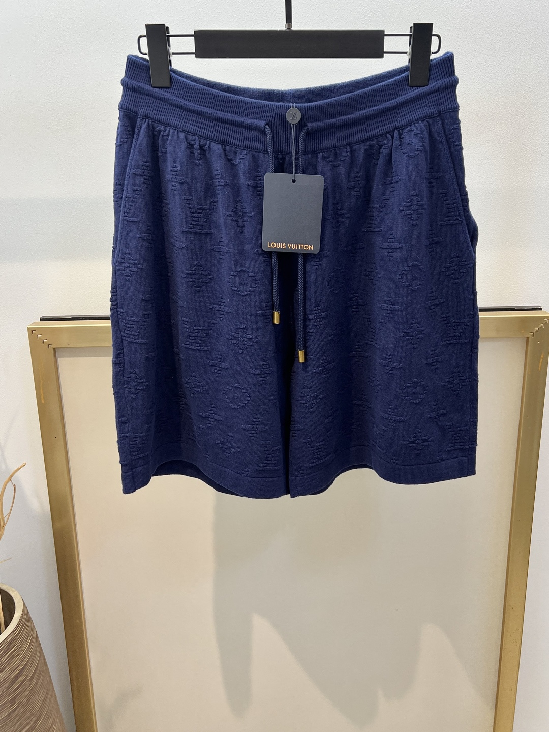 NO:941444,Size 46/48/50/52, same style for men and women, 1V Louis Vuitton MONOGRAM full-width jacquard shorts. This drawstring knitted shorts renders the full-width Monogram pattern in new summer colors, with three-dimensional stitching incorporated into it, shining in the flow of light and shadow. The draped soft texture injects craftsmanship into homewear items, and goes well with the same style of crew neck shirt.  Please dry clean or wrap in a laundry bag with cold water on the inside, wash separately and let dry naturally, iron on the inside at medium temperature, do not soak in warm water!  ,Louis Vuitton-clothing,louis vuitton,shorts,19860909Size46/48/50/52码 男女同款 1V 路易家 MONOGRAM 全幅提花短裤.本款抽绳针织短裤以夏日新色渲染全幅 Monogram 图案,其间融入立体缝线,于光影流转间熠熠生辉.垂顺柔软质感为居家服单品注入匠艺韵味,与同款圆领衫搭配相宜. 请干洗或反面冷水包裹洗衣袋单独洗涤自然晾干反面中温熨烫,切勿温热水浸泡！,路易威登-服装,louis vuitton,shorts,,Women's clothing