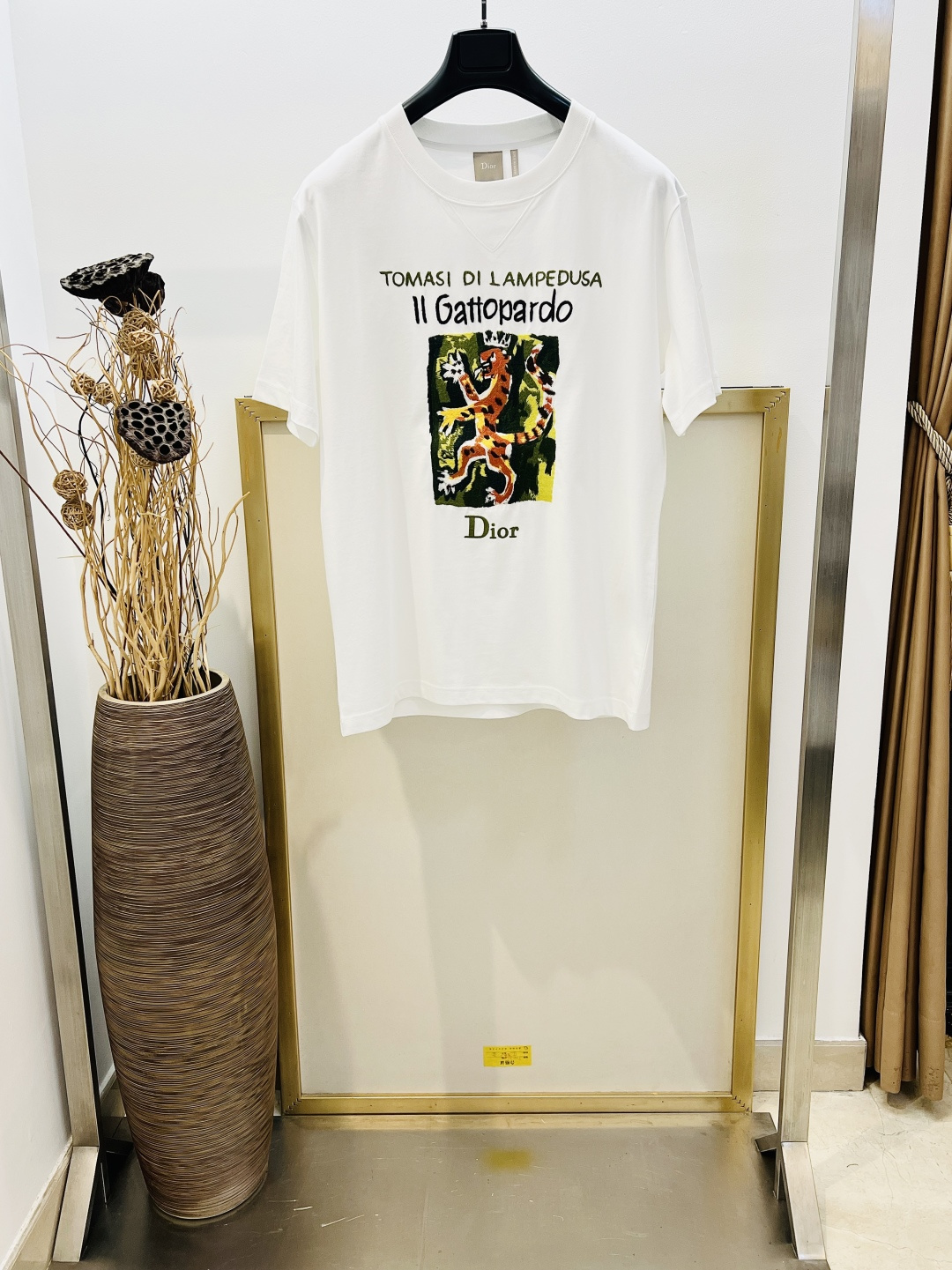 NO:941435,Sizes/m/l/xl Unisex D1OR/Dior This T-shirt is a classic item from the collection of Jonathan Anderson's fantasy library, interpreting the original cover of Giuseppe Tomasidi Lampedusa's work 'The Leopard' (II Gattopardo). It is carefully made of white cotton jersey fabric and decorated with book cover embroidery and printing on the front.  Wear with relaxed fit tailored trousers for a casual, fresh look. Dior logo on front. Book cover graphic embroidered and printed. Ribbed crew neck with V-shaped detail. Cotton Wash dry clean or wrap inside out in a laundry bag for quick machine wash on cold!  ,Dior-clothing,dior,dior,tom ford,tees,t-shirt,19860909Sizes/m/l/xl 男女同款 D1OR/迪* 奥 这款T恤是乔纳森安德森（onathan Anderson）梦幻图书馆藏中的经典单品,演绎朱塞佩托马西迪兰佩杜萨（Giuseppe Tomasidi Lampedusa） 的作品《豹》（II Gattopardo）的原版封面.采用白色棉质平纹针织面料精心制作,正面饰以图书封面刺绣和印花. 可搭配宽松版型精裁长裤,打造休闲清新的造型.正面 Dior 标志.Book Cover 图案刺绣和印花.罗纹圆领 V 形细节. 棉 洗涤方式干洗或反面包裹洗衣袋冷水快速机洗！,迪奥-服装,dior,dior,tom ford,tees，t-shirt,,Women's clothing