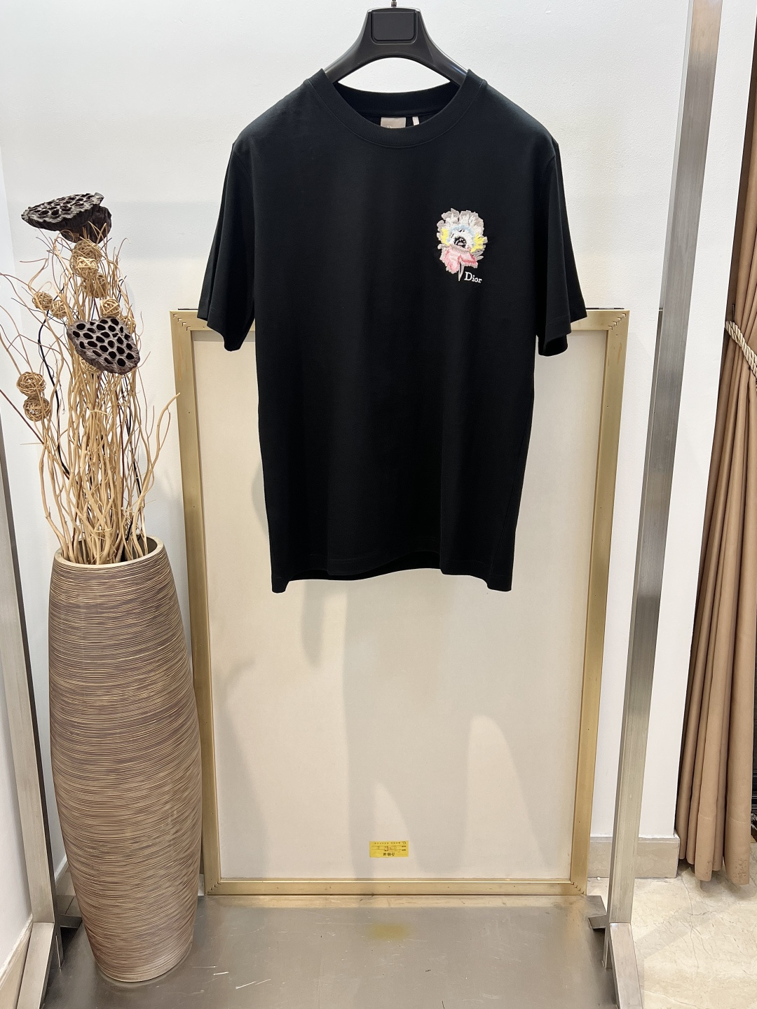 NO:941432,Sizes/m/l/xl Unisex Dio*/Di* 2026 Early Autumn Series This T-shirt is decorated with Dior Byzance graphic embroidery, which highlights the colorful floral pattern in a graphic style. Carefully crafted from black cotton jersey fabric, it cleverly combines a casual silhouette with gorgeous embroidery. The ribbed crew neck design is ideal for layering with this season's jackets. Dior Byzance graphic embroidery. Ribbed crew neck. Cotton  Washing method Dry clean or wrap inside laundry bag for quick machine wash in cold water!  ,Dior-clothing,dior,dior,jackets & coats,tees,t-shirt,19860909Sizes/m/l/xl 男女同款 Dio*/迪*2026早秋系列 这款T恤饰以 Dior Byzance 图案刺绣,以图形风格突显缤纷的花卉图案.采用黑色棉质平纹针织面料精心制作,将随意的廓形与华丽刺绣巧妙融合.罗纹圆领设计,是与本季夹克叠搭的理想之选.Dior Byzance 图案刺绣.罗纹圆领. 棉 洗涤方式干洗或反面包裹洗衣袋冷水快速机洗！,迪奥-服装,dior,dior,jackets & coats,tees，t-shirt,,Women's clothing