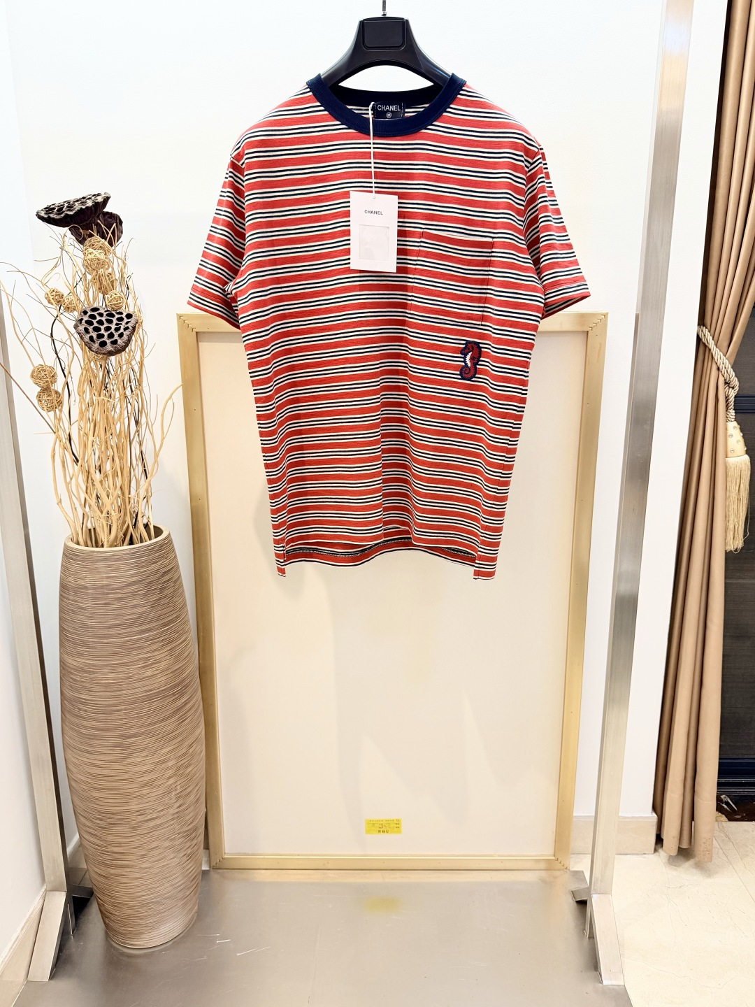 NO:943022,Sizes/m/l/xl red and black stripes/coffee stripes, same style for men and women, Ch*nel/Xiaoxiang CHA*EL Coco Beach striped seahorse pocket T-shirt.& Fashionistas are not allowed not to know this T-shirt. Striped T-shirt ceiling. Xiaoxiang seahorse short-sleeved. It is recommended to dry clean or wrap the reverse in a laundry bag. Quick machine wash with cold water and let dry naturally!  ,Chanel-clothing,chanel,T-shirt,tees,t-shirt,19860909Sizes/m/l/xl红黑条纹/咖色条纹两色 男女同款 Ch*nel/小香 CHA*EL Coco Beach 条纹海马口袋T恤.&不允许时装精不知道这件T恤.条纹T恤天花板 .小香海马短袖 洗涤方式建议干洗或包裹洗衣袋反面单独冷水快速机洗自然晾干！,香奈儿-服装,chanel,T-shirt,tees，t-shirt,,Women's clothing