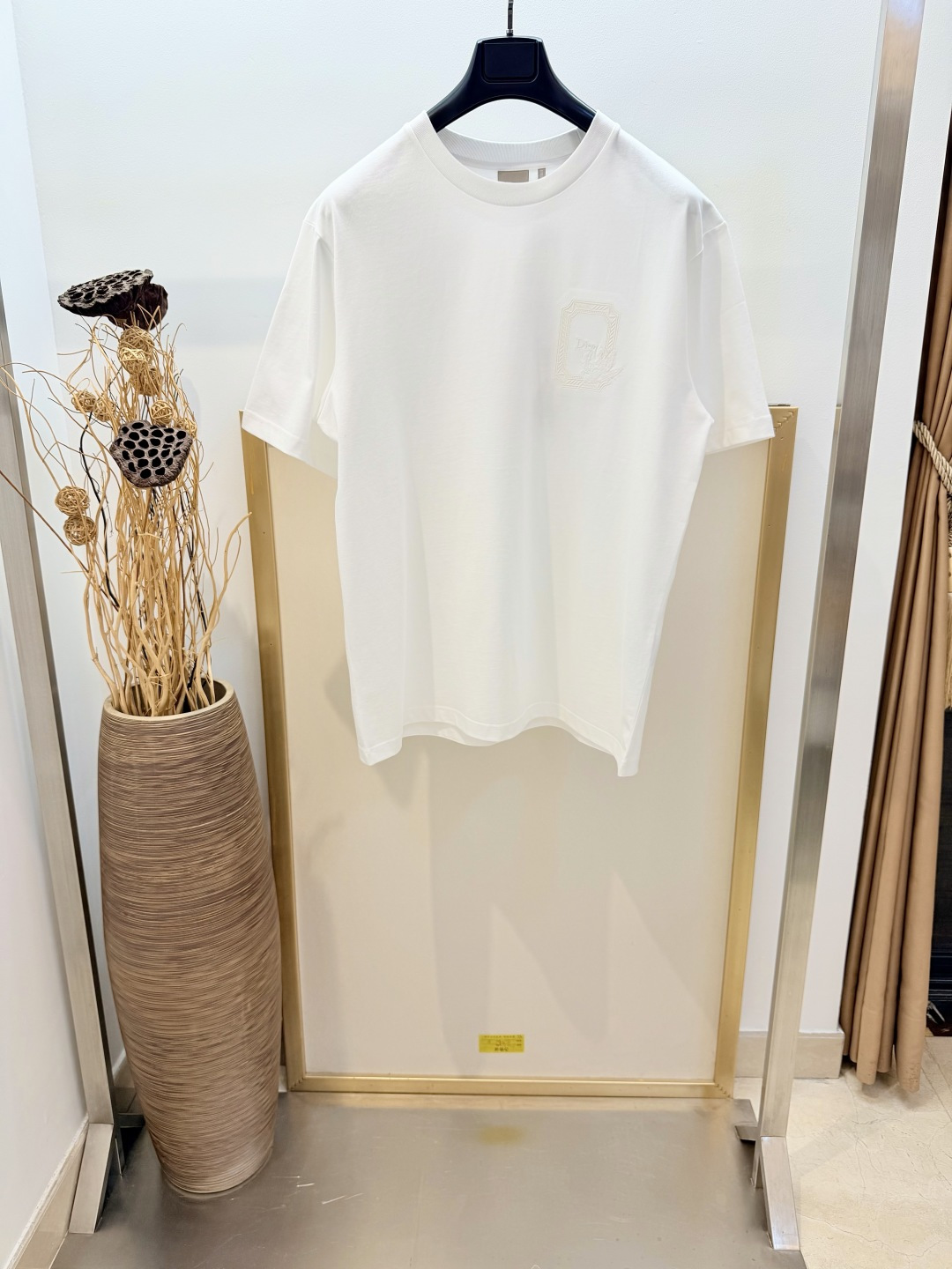 NO:943015,Sizes/m/l/xl Mysterious blue/off-white Unisex Dio*/Di* 2026 Early Autumn Collection Baroque style exquisitely embroidered cotton half-sleeved T-shirt This T-shirt is a new interpretation of Dio*’s wardrobe staple, demonstrating Dio*’s exquisite craftsmanship. Carefully crafted from blue cotton jersey fabric, decorated with Dio*  Medaillon logo embroidery, embellished with hummingbirds, pays homage to Mr. Dior's love of nature with a poetic style, echoing the elegant 18th-century Rococo aesthetics of the Dio* salon. The ribbed crew neck design makes this piece more sophisticated. It can be worn with jeans for a casual and fashionable look. Washing method Dry clean or wrap it inside a laundry bag for quick cold water machine wash!  ,Dior-clothing,dior,dior,jeans,tees,t-shirt,19860909Sizes/m/l/xl 神秘蓝/米白两色 男女同款 Dio*/迪*2026早秋系列 巴洛克风格精美刺绣棉质半袖T恤 这款T恤全新演绎 Dio* 衣橱的主打单品,彰显 Dio* 的精湛工艺.采用蓝色棉质平纹针织面料精心制作,饰以 Dio* Medaillon标志刺绣,点缀以蜂鸟,以诗意风情致敬迪奥先生对大自然的热爱,呼应 Dio* 沙龙18 世纪优雅的洛可可风格美学.罗纹圆领设计,令这款单品更显精致.可搭配牛仔裤穿着,打造休闲时髦的造型. 洗涤方式干洗或反面包裹洗衣袋冷水快速机洗！,迪奥-服装,dior,dior,jeans,tees，t-shirt,,Women's clothing