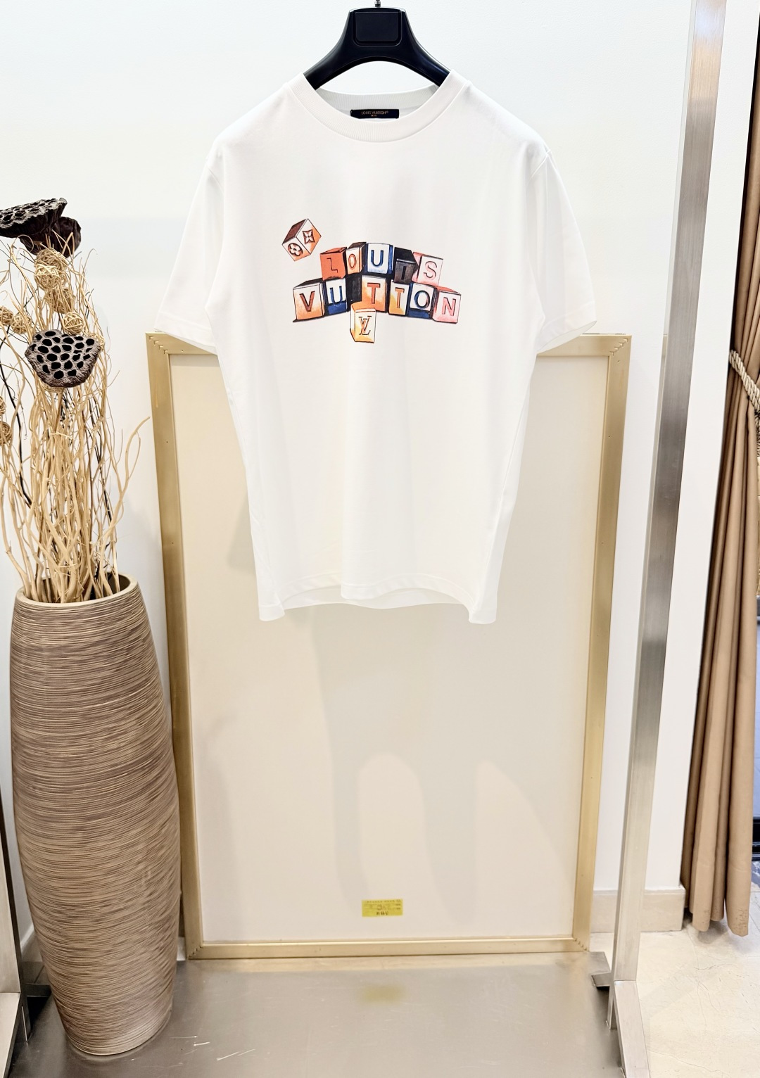 NO:943273,Size 46/48/50/52, same style for men and women, 1V Louis Vuitton logo Rubik's Cube printed half-sleeved T-shirt. This T-shirt is made of soft cotton knitted with a ribbed round neck, and colorful letter squares spell out the Louis Vuitton logo, cleverly echoing the seasonal elements. The slightly loose design makes it an everyday casual piece. The Marque L.Vuitton Deposee logo woven patch is placed on the back, which can easily upgrade the summer casual look.  Please dry clean or wrap the laundry bag in cold water and wash separately to dry naturally. Do not soak in warm water!  ,Louis Vuitton-clothing,louis vuitton,tees,t-shirt,19860909Size46/48/50/52码 男女同款 1V 路易家 标识魔方方块印花半袖T恤.本款T恤为柔软棉质针织融入罗纹圆领,再以缤纷字母方块拼写路易.威登标识,巧妙呼应当季元素.略宽松设计成就日常休闲之作.Marque L.Vuitton Deposee 标识梭织贴饰栖身背后,可轻松升级夏日休闲造型. 请干洗或反面冷水包裹洗衣袋单独洗涤自然晾干,切勿温热水浸泡！,路易威登-服装,louis vuitton,tees，t-shirt,,Women's clothing
