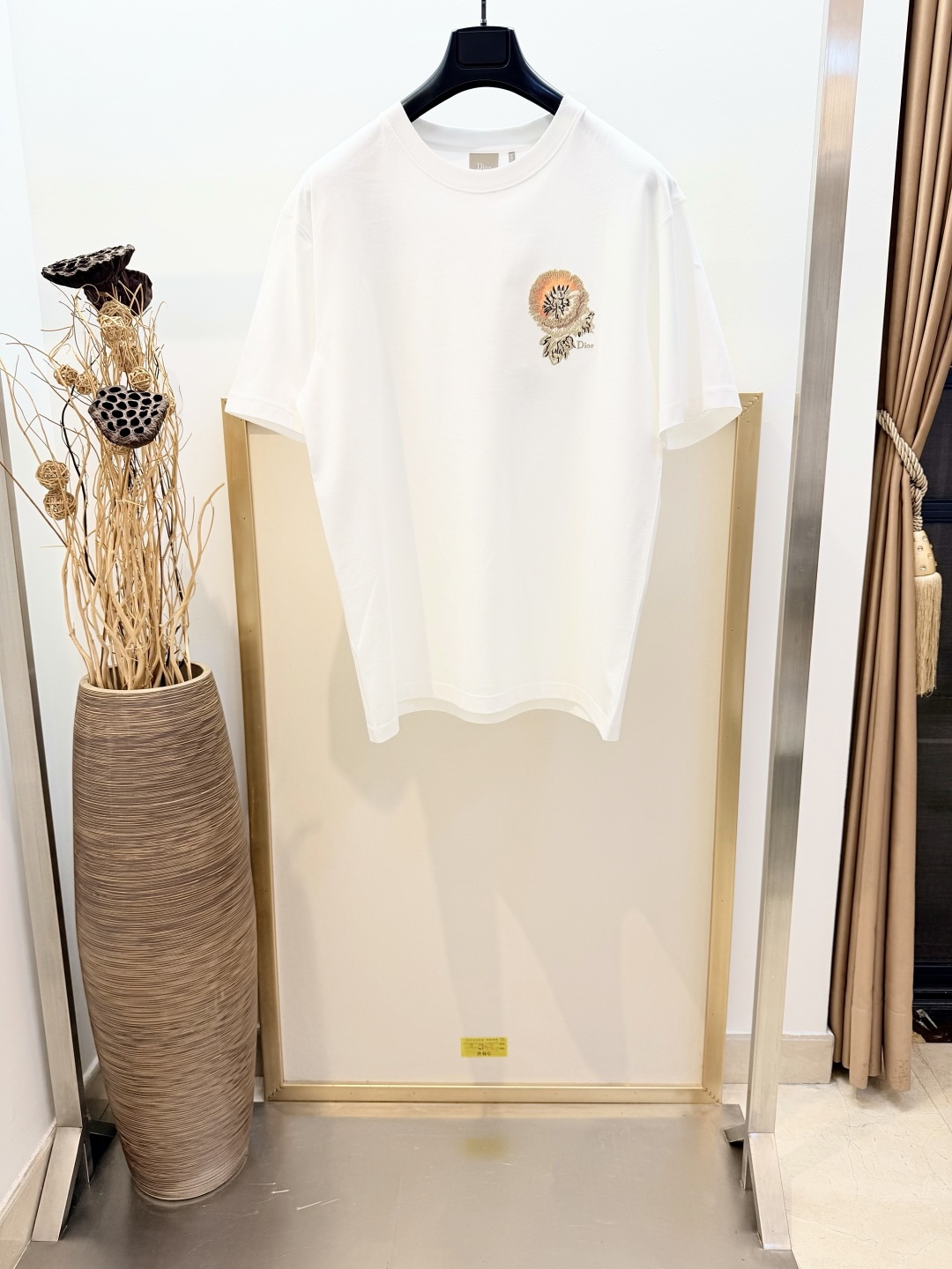 NO:943583,Sizes/m/l/xl Unisex Dio*/Di* 2026 early autumn series loose version. This T-shirt is decorated with Dior Byzance graphic direct-print printing + embroidery, which highlights the colorful floral pattern in a graphic style. Carefully crafted with high-quality pure cotton jersey fabric, it cleverly combines casual silhouettes with exquisite embroidery. Ribbed round neck design, can be easily layered with this season's jackets. Dior Byzance graphic embroidery  Washing method Dry clean or wrap inside laundry bag for quick machine wash in cold water!  ,Dior-clothing,dior,dior,jackets & coats,tees,t-shirt,19860909Sizes/m/l/xl 男女同款 Dio*/迪*2026早秋系列宽松版这款T恤饰以 Dior Byzance 图案直喷印花+刺绣,以图形风格突显缤纷的花卉图案.采用优质纯棉平纹针织面料精心制作,将随意的廓形与精致刺绣巧妙融合.罗纹圆领设计,可与本季的夹克轻松叠搭.Dior Byzance 图案刺绣 洗涤方式干洗或反面包裹洗衣袋冷水快速机洗！,迪奥-服装,dior,dior,jackets & coats,tees，t-shirt,,Women's clothing