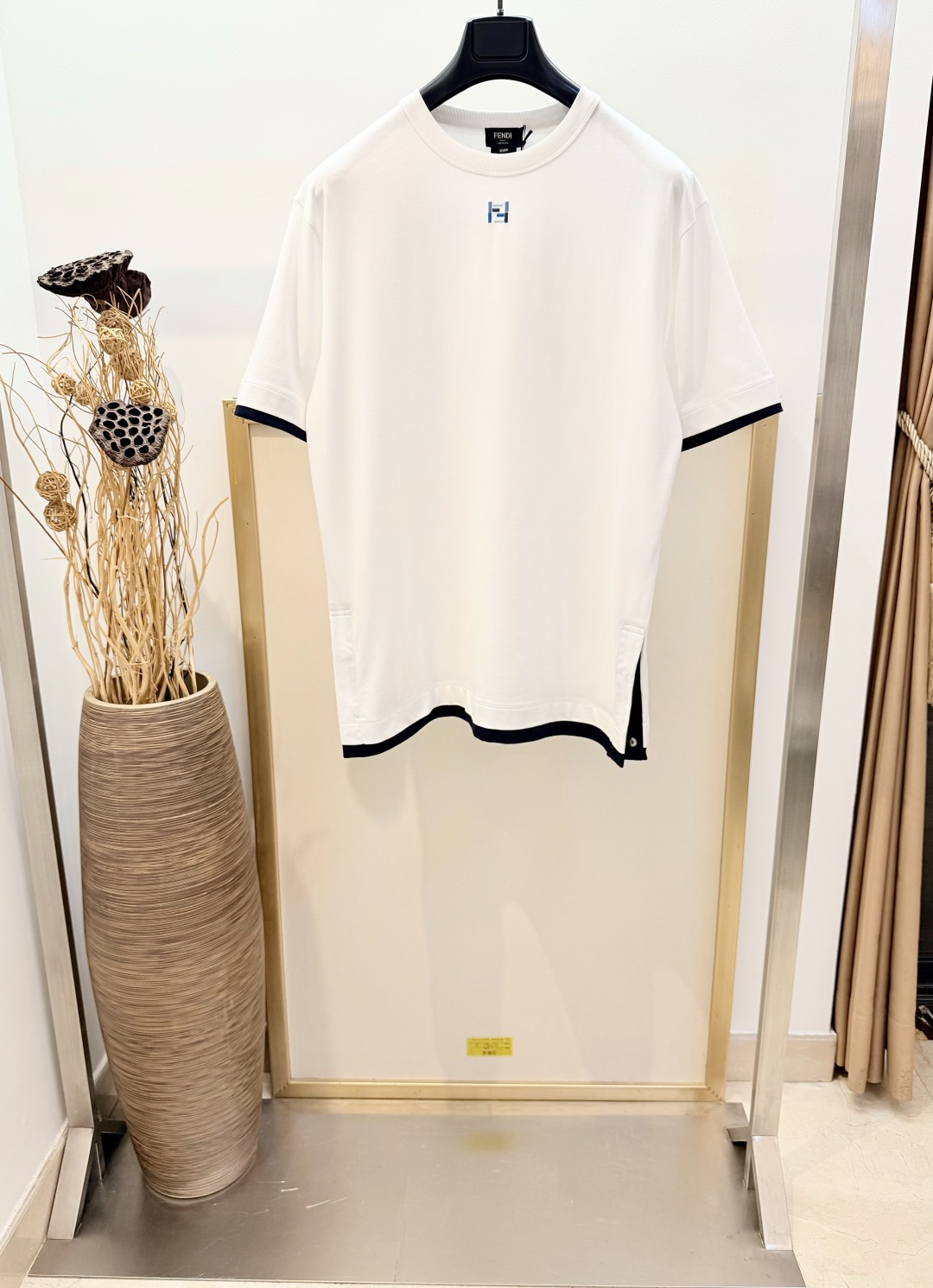 NO:946616,Sizes/m/l/xl Same style for men and women Fe*di / Fen* 2026SS holiday series classic colorful double FF embroidery splicing contrasting hem slit snap button cotton round neck half-sleeved T-shirt. Loose short-sleeved round neck T. Slit snap closure on the side, fake two-piece design at the cuff hem, refreshing and comfortable, extra points for details. Washing method Dry clean or wrap the laundry bag on the back for quick machine wash in cold water!  !  Do not machine wash front side soak/warm water!  ,Fendi-clothing,fendi,T-shirt,tees,t-shirt,19860909Sizes/m/l/xl 男女同款 Fe*di /芬* 2026SS度假系列经典幻彩双FF刺绣拼接撞色下摆开叉按扣棉质圆领半袖T恤 .宽松短袖的圆领T.侧面做到开衩按扣开合,袖口下摆假两件设计清爽舒适,细节加分. 洗涤方式干洗或反面包裹洗衣袋冷水快速机洗！！不得正面机洗浸泡/温热水洗涤！,芬迪-服装,fendi,T-shirt,tees，t-shirt,,Women's clothing