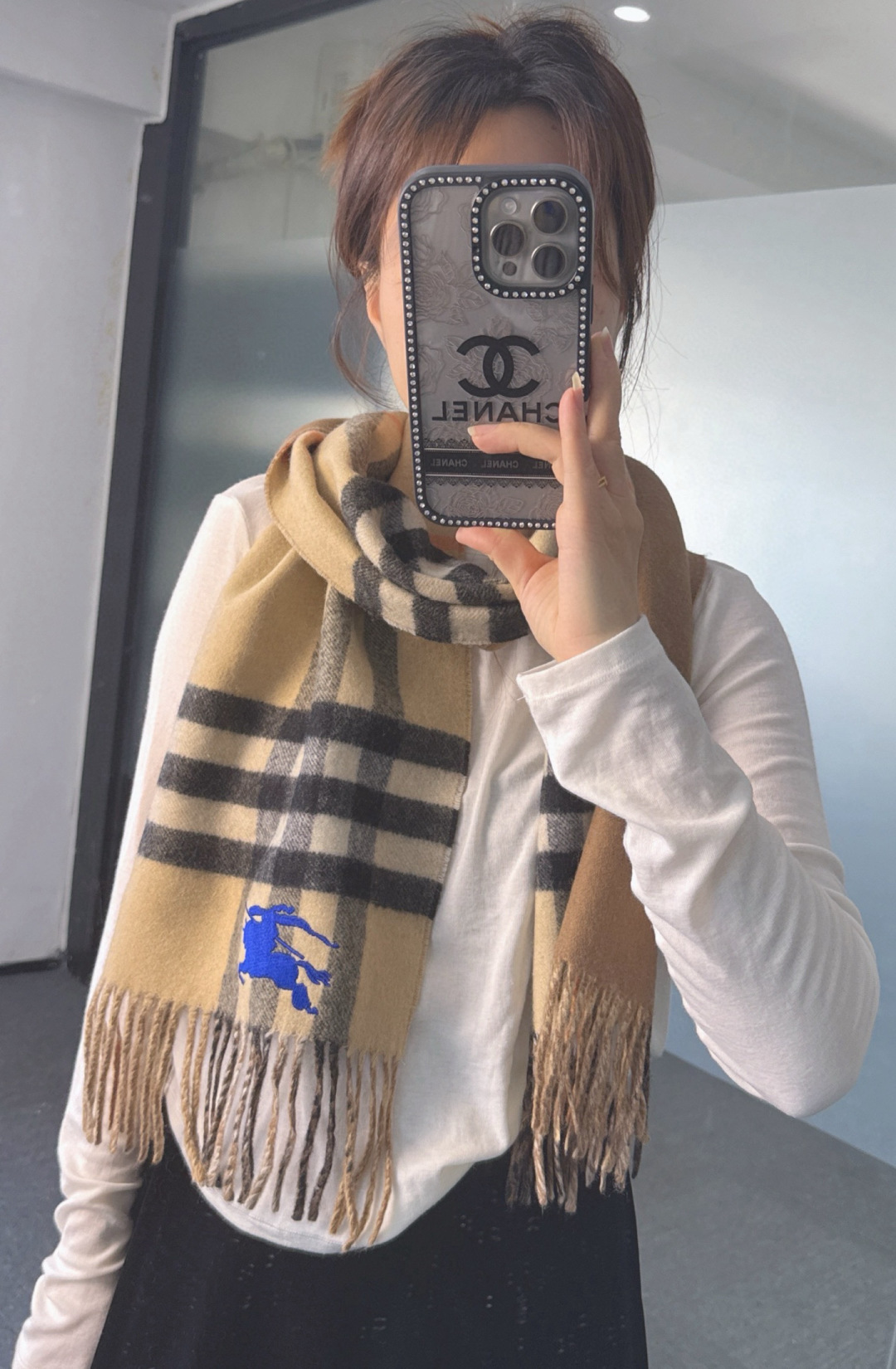 NO:587487,Burberry's latest double-sided equestrian knight logo checkered cashmere scarf. This high-quality cashmere scarf features double-sided embroidery technology, printing technology and jacquard technology. High-density double-sided cashmere plaid scarf. Ultra-difficult craftsmanship. No ordinary copy can do it. Original opening. Exquisite details. What you see is what you get. Best choice for gifts and personal use. Classic color matching. Can accommodate all styles. Delicate touch, as soft and waxy as baby skin.  Specifications 30x16810x2 tassels, cashmere high version scarf, high version scarf, burberry19860909Burberry最新款双面两用马术骑士徽标拼格纹羊绒围巾,这款含金量很高,双面刺绣工艺,印花工艺加提花工艺,大密度双面羊绒格子围巾 超高难度工艺 绝非一般copy能做 原版开板 精致无比的细节所见即所得 送礼自留最佳选择 经典配色 容纳的下所有风格 触感细腻 如婴儿皮肤般软糯 规格30x16810x2流苏,羊绒高版本围巾,高版本围巾,burberry,scarf