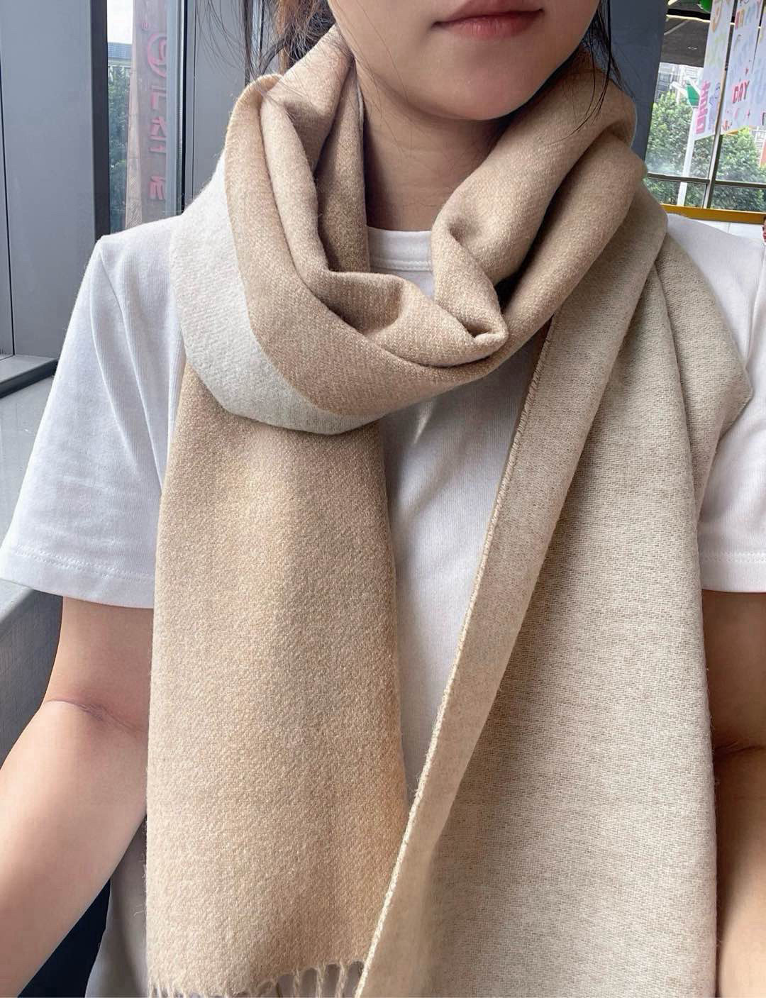 NO:587530,【 Loewe ·  Loewe’s rare and gentle color matching, low-key yet elegant] We highly recommend double-sided color matching, a scarf with two styles, high-end, comfortable and fashionable temperament, a niche name, but full of big-name style, super Amway loewe this soft scarf that touches the heart,  The extremely simple colors are matched with the eye-catching color-changing logo, which is the finishing touch without losing the beauty. It is the pursuit of successful people. The color is absolute and has a unique fairy spirit. It is definitely the best choice for couples. The color is elegant and not enchanting. Original special matte yarn, specification 30  x 180cm high version scarf, high version scarf, loewe, loewe19860909【 Loewe · 罗意威难得一见的温柔配色,低调又不失优雅】重点推荐双面配色,一条围巾两种风格搭配,高级舒适时髦气质,名小众,却大牌范十足,超级安利loewe这款触动内心的柔美围巾,极其简单的颜色搭配抢眼的变色logo,点睛之笔确又不失美感,成功人士的追求,色彩绝对,有点独有的仙气,绝对的情侣款不二之选,颜色淡雅,不妖娆原版专用哑光纱线,规格30 x 180cm高版本围巾,高版本围巾,loewe,loewe,scarf