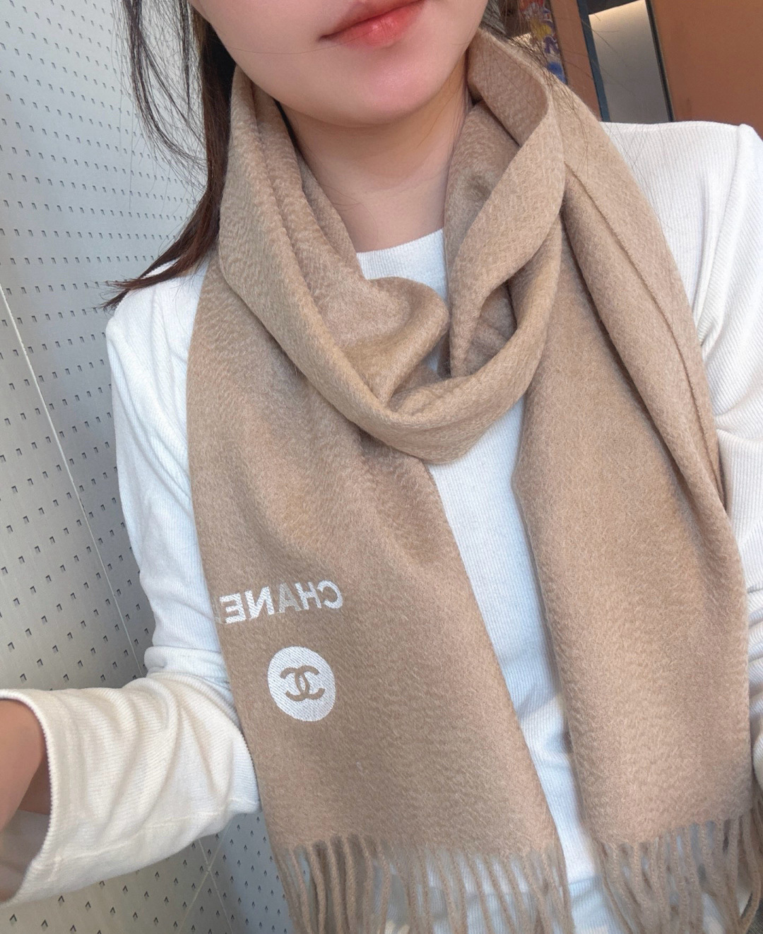 NO:587564,[Recommended Chanel fragrance powder is a must-have ~ high-end feeling, a must-have for socialites to be white and beautiful] Once you get it, you will understand what I mean, the best cashmere water ripple scarf, the ingredients support testing, the feel is soft and delicate, and the fried chicken is invincible. In short, both the fabric and the craftsmanship are the kind that look very good at a glance.  The high-end feeling logo part is different from the previous designs. The embroidery is very textured, elegant and tasteful, and the layers are layered to create a eye-catching and unobtrusive gorgeous lady style. You must know that this type of goods is only produced in small quantities. This batch of orders is also monitored very strictly. The quantity that comes out is very small. Some are fast, some are slow.  Specification 30*180cm material cashmere high version scarf, high version scarf, chanel19860909【重磅推荐Chanel香粉必入款~高级感,名媛白富美必备】拿到手你就懂我说的了,极品山羊绒水波纹小围巾,成份支持检测手感柔软细腻炒鸡无敌,总之无论是面料还是工艺都是那种一看就很高级的感觉Logo部分不同以往的设计,浮绣忒显质感,优雅有品味,层层叠叠出醒目而不张扬的华丽名媛风要知道这类货也只有少量生产,这批订单也是监控超级严格流出来的数量极少手快有手慢无 规格30*180cm 材质山羊绒高版本围巾,高版本围巾,chanel,scarf