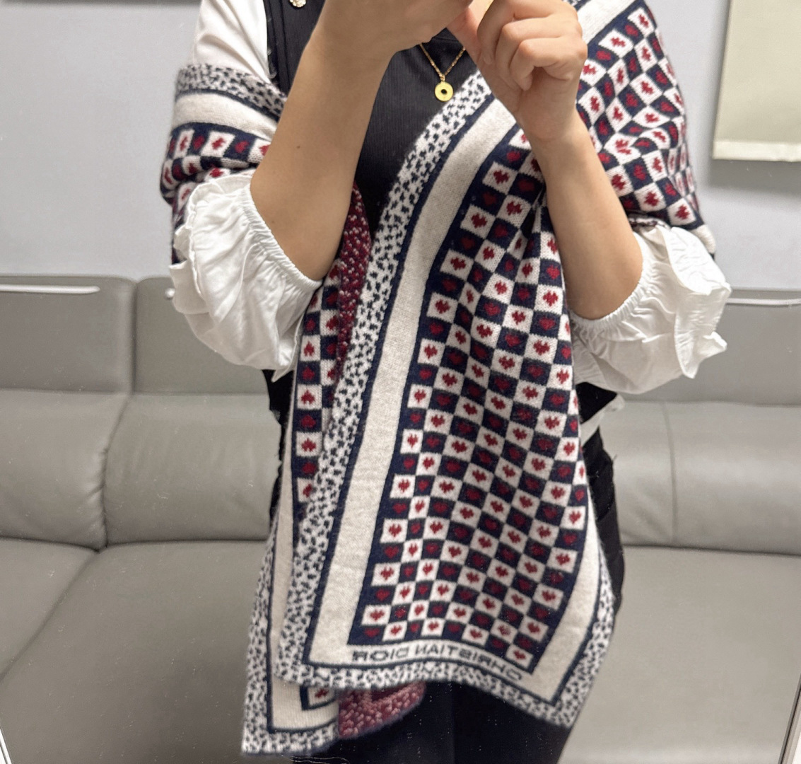 NO:587662,Dior ·  The classic love knitted long scarf is always the right way to appear. Even after many years, it is still so high-end and elegant. The designer has brought it to the fullest. It is so beautiful that it is fascinating. It will never go out of style. The fashionable scarf at the level of elite masters is really better than ever.  The more I look at it, the more fashionable I look at it, the more I look at it, the more I like it, it’s invincible, it’s so beautiful, I don’t want it. The scarf is really incomparable and comfortable to hold in your hand, it’s really high-end, fashionable and high-quality. Specifications: 30*180cm high version scarf, high version scarf, dior19860909Dior · 经典爱心针织长巾永远不出错的出场方式,既使再过多少年都是如此TA的高级与优雅,被设计师发挥到淋漓尽致,美得令人心醉神往,永不过时极品精英高手级别的时髦感围巾实物真的越看越爱,越看越时髦,越看越喜欢,无敌无敌好造型美的不要不要的,围巾握在手里真的无敌舒适真的非常高级潮流时髦有品质.规格:30*180cm高版本围巾,高版本围巾,dior,scarf