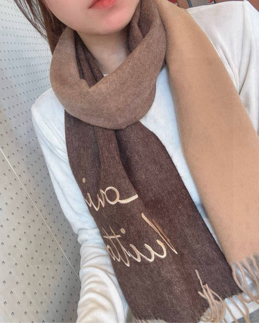 NO:587529,[Dalujia's new gradient scarf, exquisite and gentle color matching, super obsessed with temperament, low-key, quiet and elegant] Highly recommended, high-end, comfortable and fashionable temperament, simple but not simple, full of big-name style, Super Amway Dalu, this touch of softness touches the heart  Scarf, gradient color matching design with signature letter logo, the finishing touch without losing the beauty, the pursuit of successful people, the color is definitely a bit unique and fairy-like, the absolute best choice for couples, the color is elegant, not enchanting, size 30  x 180cm high version scarf,high version scarf,louis vuitton,louis vuitton19860909【大驴家新款渐变围巾,精致的温柔配色,超级迷恋气质低调恬静又不失优雅】重点推荐高级舒适时髦气质,简约却又不简单,大牌范十足,超级安利大驴这款触动内心的柔美围巾,渐变拼色的颜色设计搭配签名版字母logo,点睛之笔确又不失美感,成功人士的追求,色彩绝对有点独有的仙气,绝对的情侣款不二之选,颜色淡雅,不妖娆规格30 x 180cm高版本围巾,高版本围巾,louis vuitton,louis vuitton,scarf