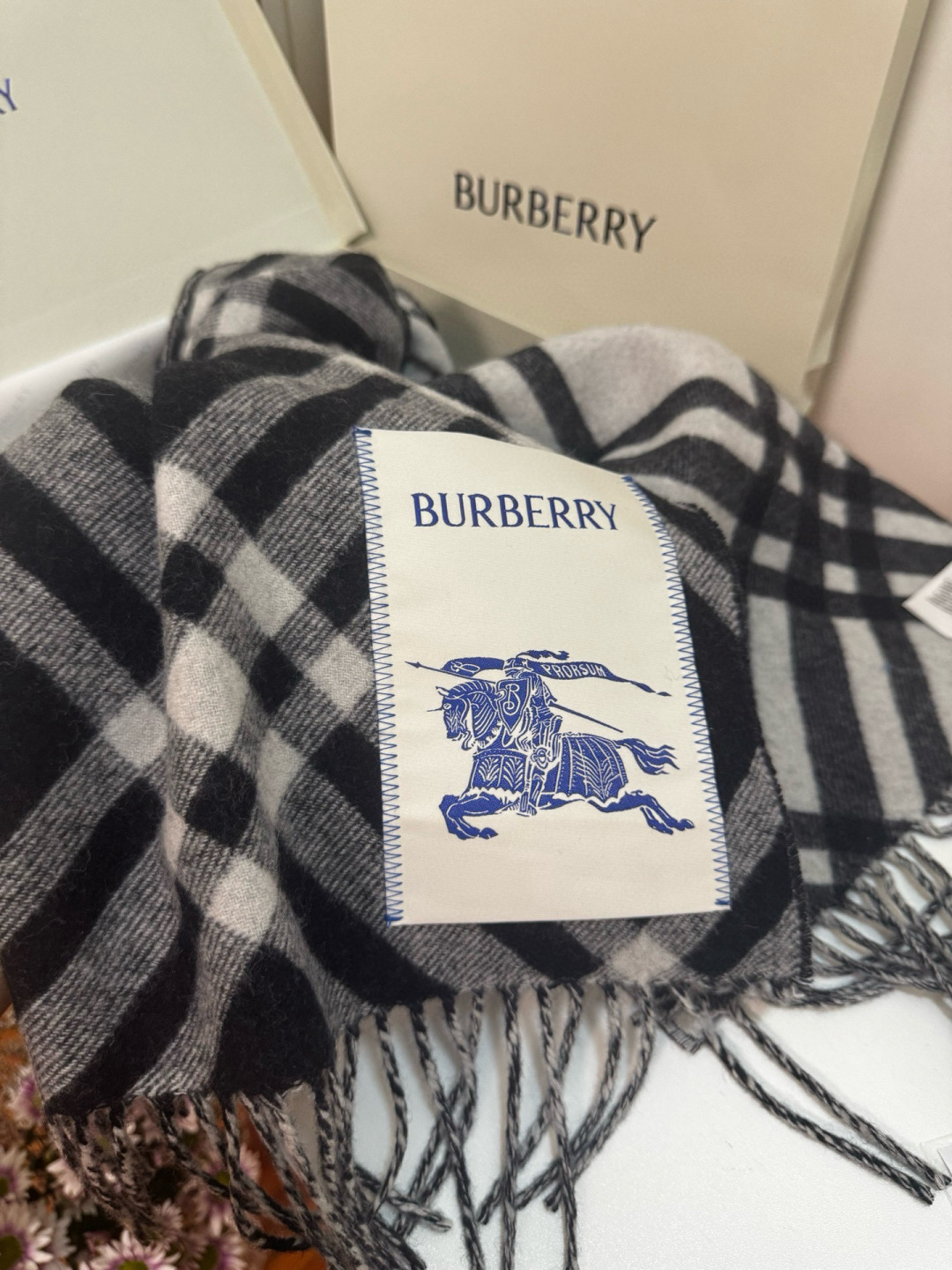 P140🆕Burberry新款苏格兰格纹羊绒围巾,继全智贤带火的格纹款围巾之后,Bur又一款力作上市,Burberry新款流苏格纹羊绒围巾,搭配情侣款绝绝子呀,美爆了的款,柜子一上市就售罄,排队都买不到的款,低调的奢侈感❗️这款Burberry围巾,巨好搭配,各种hold住,男女同款,越看越爱,越看越时髦,越看越喜欢❗️苏格兰风格,双面双色围巾,柔软亲肤,装饰精纺新季格纹,悉心缔造柔软触感和起绒表面。超级好搭配。规格30x168cm➕流苏8cmx2。100%羊绒