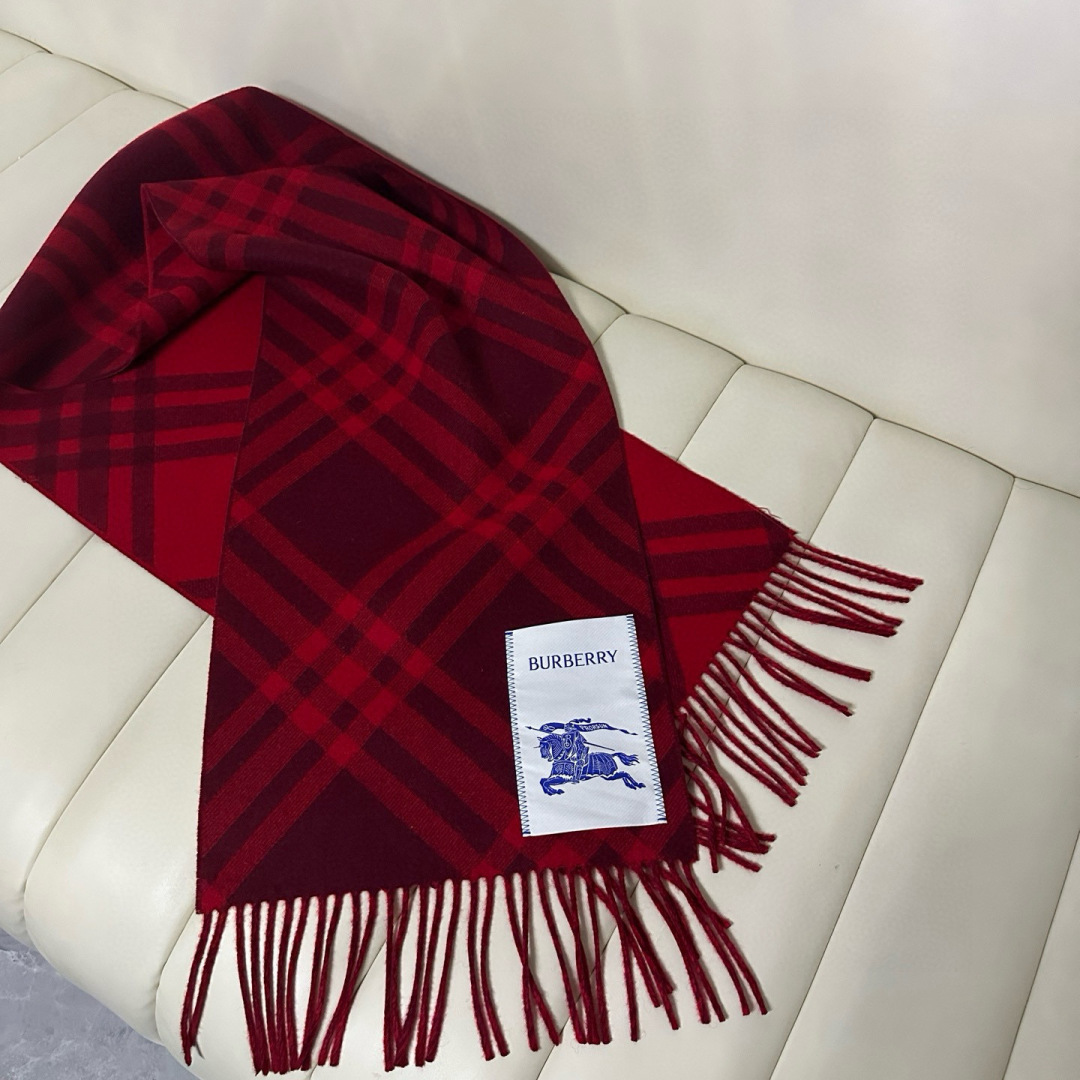 P140🆕Burberry新款苏格兰格纹羊绒围巾,继全智贤带火的格纹款围巾之后,Bur又一款力作上市,Burberry新款流苏格纹羊绒围巾,搭配情侣款绝绝子呀,美爆了的款,柜子一上市就售罄,排队都买不到的款,低调的奢侈感❗️这款Burberry围巾,巨好搭配,各种hold住,男女同款,越看越爱,越看越时髦,越看越喜欢❗️苏格兰风格,双面双色围巾,柔软亲肤,装饰精纺新季格纹,悉心缔造柔软触感和起绒表面。超级好搭配。规格30x168cm➕流苏8cmx2。100%羊绒