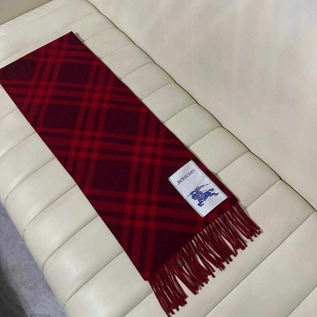 P140🆕Burberry新款苏格兰格纹羊绒围巾,继全智贤带火的格纹款围巾之后,Bur又一款力作上市,Burberry新款流苏格纹羊绒围巾,搭配情侣款绝绝子呀,美爆了的款,柜子一上市就售罄,排队都买不到的款,低调的奢侈感❗️这款Burberry围巾,巨好搭配,各种hold住,男女同款,越看越爱,越看越时髦,越看越喜欢❗️苏格兰风格,双面双色围巾,柔软亲肤,装饰精纺新季格纹,悉心缔造柔软触感和起绒表面。超级好搭配。规格30x168cm➕流苏8cmx2。100%羊绒