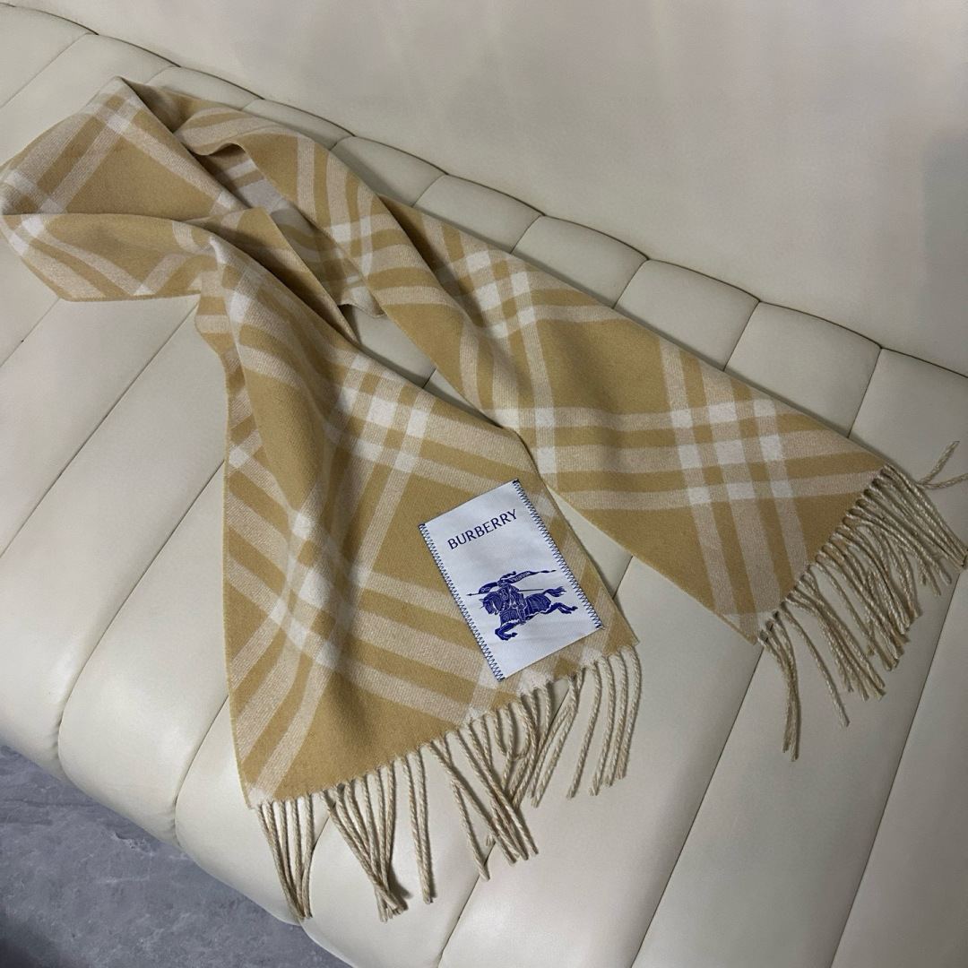 P140🆕Burberry新款苏格兰格纹羊绒围巾,继全智贤带火的格纹款围巾之后,Bur又一款力作上市,Burberry新款流苏格纹羊绒围巾,搭配情侣款绝绝子呀,美爆了的款,柜子一上市就售罄,排队都买不到的款,低调的奢侈感❗️这款Burberry围巾,巨好搭配,各种hold住,男女同款,越看越爱,越看越时髦,越看越喜欢❗️苏格兰风格,双面双色围巾,柔软亲肤,装饰精纺新季格纹,悉心缔造柔软触感和起绒表面。超级好搭配。规格30x168cm➕流苏8cmx2。100%羊绒
