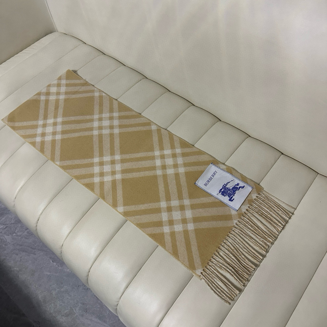 P140🆕Burberry新款苏格兰格纹羊绒围巾,继全智贤带火的格纹款围巾之后,Bur又一款力作上市,Burberry新款流苏格纹羊绒围巾,搭配情侣款绝绝子呀,美爆了的款,柜子一上市就售罄,排队都买不到的款,低调的奢侈感❗️这款Burberry围巾,巨好搭配,各种hold住,男女同款,越看越爱,越看越时髦,越看越喜欢❗️苏格兰风格,双面双色围巾,柔软亲肤,装饰精纺新季格纹,悉心缔造柔软触感和起绒表面。超级好搭配。规格30x168cm➕流苏8cmx2。100%羊绒