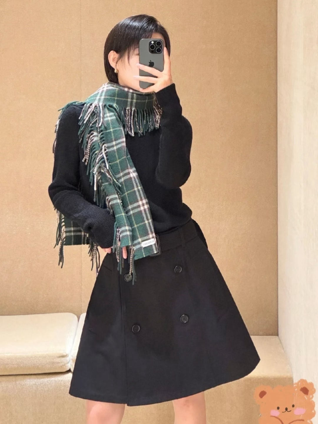 P160🆕Burberry Happy格纹流苏围巾
羊绒围巾装饰精纺 Bur格纹。两边融入流苏装饰,灵感源自品牌典藏档案。面料在高地清泉水中浸泡涤荡,后采用起绒草拉绒工艺,悉心打造出柔软触感。侧边流苏装饰,建议专业干洗。
尺寸:155*30cm 100%山羊绒