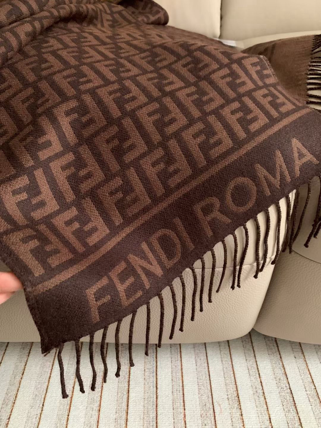 P125🆕‼️Fendi今年最火的围巾🔥全世界都在抢的老花FF字母款🔥主打的限量大极品‼️专柜也是有钱也很难买到的好玩意儿‼️正儿八经的好东西,真材实料一模一样,这样的一条非常耗原料‼️据说目前很多专柜断货~~真的相当的百搭,上身气质UpUp❗️😘有正品的拉出来再对比下我们的,简直一模一样,标签编号吊牌主标什么的都是一模一样‼️代购卖+,买到偷着乐吧,这是一个香港公司的出口订单‼️总之是惊喜。不要嫌少,这种规格越来越少且珍惜。上身效果气场非常强大!纯手工精梳处理。绝对是重磅!不同于希望的围巾组织构造,这款围巾的效果很特别,手感柔软成色有质感,纱线细致分明,版型更是非常有型,用手机拍出来都能惊艳全场‼️高密度精工细作❗️大牌的东西真的非常考究,匠心之作。规格:80%羊毛20%羊绒❗️