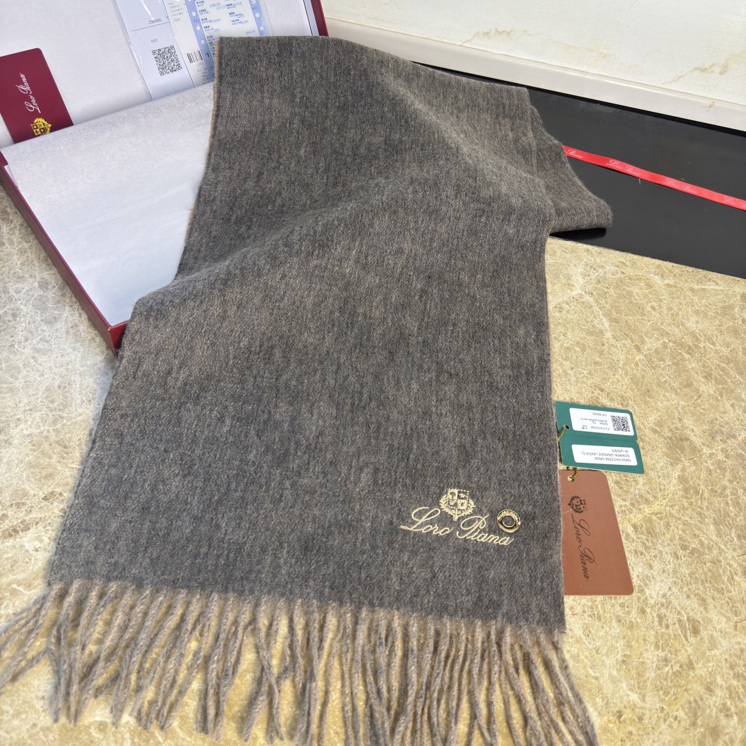 P170🆕Loro Piana · 诺悠翩雅【贸易公司尾单,极品双面山羊绒围巾披肩】送人自留都太高大上了😍重磅上新,爆款爆款,渠道极品硬货~出口意大利🇮🇹直供专柜❗尾单❗到手数量极少,客供面料100%羊绒,手感软糯,面料更有光泽,也增加了色彩的鲜艳度❗️LP一直以严格选用最高品质的羊绒为基准,没有对比就没有伤害,世界最顶级羊绒❗️更是让围巾奢华到不行,更是增加了美感和功能性,每色必留两条,搭配不头疼,不留后悔一万年,特别值得推荐的是,此款是格纹色系,精挑细选的流行配色,色彩感鲜明又高级的感觉❗️全家哪个颜色都可以互相搭配❗️30*180cm,100%阿尔巴斯山羊绒❗️