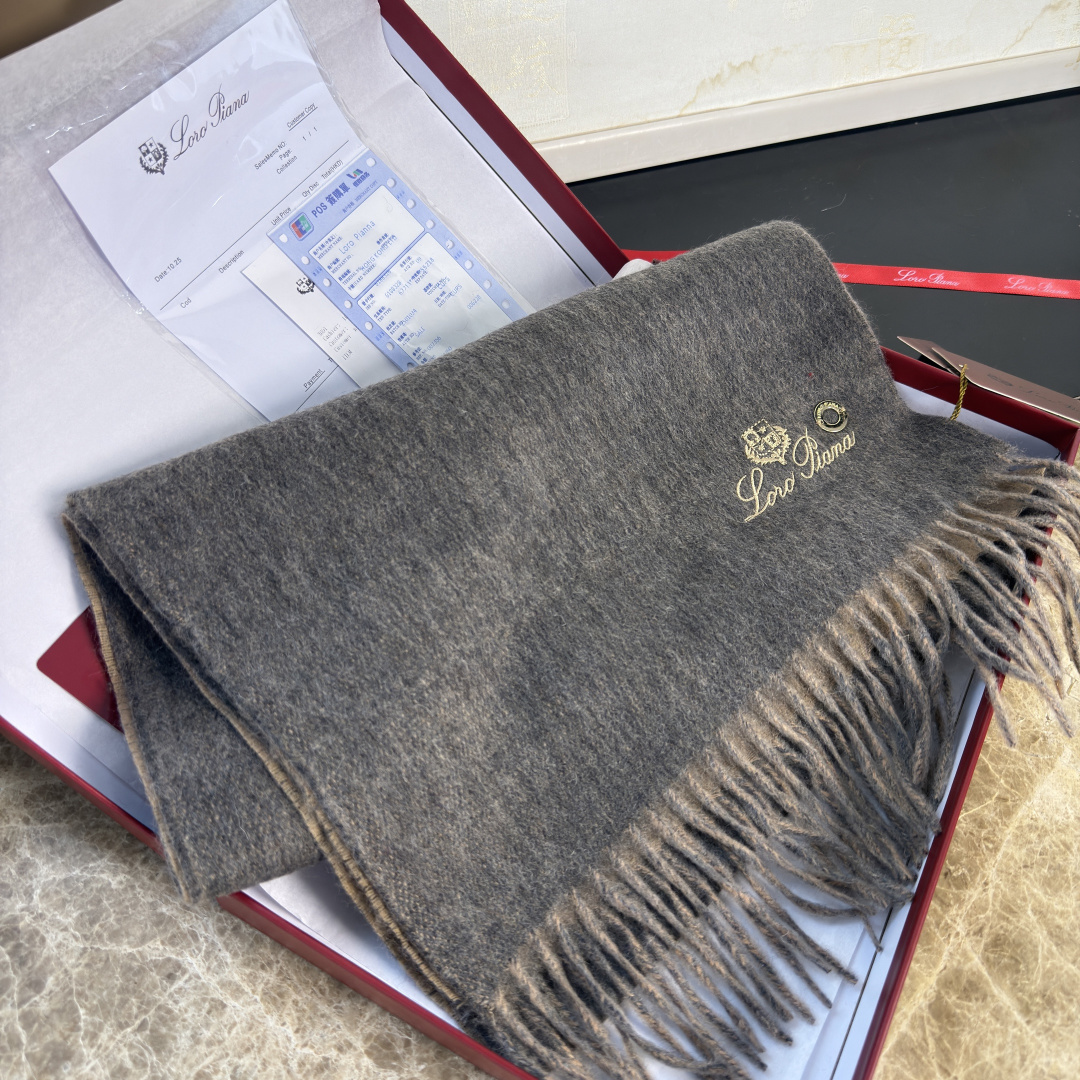 P170🆕Loro Piana · 诺悠翩雅【贸易公司尾单,极品双面山羊绒围巾披肩】送人自留都太高大上了😍重磅上新,爆款爆款,渠道极品硬货~出口意大利🇮🇹直供专柜❗尾单❗到手数量极少,客供面料100%羊绒,手感软糯,面料更有光泽,也增加了色彩的鲜艳度❗️LP一直以严格选用最高品质的羊绒为基准,没有对比就没有伤害,世界最顶级羊绒❗️更是让围巾奢华到不行,更是增加了美感和功能性,每色必留两条,搭配不头疼,不留后悔一万年,特别值得推荐的是,此款是格纹色系,精挑细选的流行配色,色彩感鲜明又高级的感觉❗️全家哪个颜色都可以互相搭配❗️30*180cm,100%阿尔巴斯山羊绒❗️