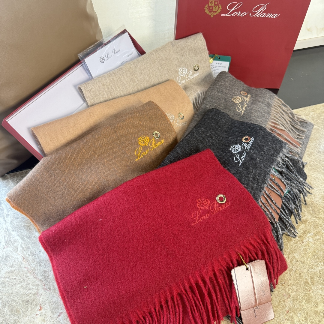 P170🆕Loro Piana · 诺悠翩雅【贸易公司尾单,极品双面山羊绒围巾披肩】送人自留都太高大上了😍重磅上新,爆款爆款,渠道极品硬货~出口意大利🇮🇹直供专柜❗尾单❗到手数量极少,客供面料100%羊绒,手感软糯,面料更有光泽,也增加了色彩的鲜艳度❗️LP一直以严格选用最高品质的羊绒为基准,没有对比就没有伤害,世界最顶级羊绒❗️更是让围巾奢华到不行,更是增加了美感和功能性,每色必留两条,搭配不头疼,不留后悔一万年,特别值得推荐的是,此款是格纹色系,精挑细选的流行配色,色彩感鲜明又高级的感觉❗️全家哪个颜色都可以互相搭配❗️30*180cm,100%阿尔巴斯山羊绒❗️