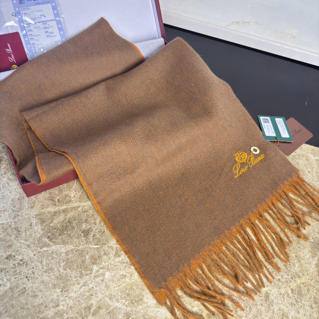 P170🆕Loro Piana · 诺悠翩雅【贸易公司尾单,极品双面山羊绒围巾披肩】送人自留都太高大上了😍重磅上新,爆款爆款,渠道极品硬货~出口意大利🇮🇹直供专柜❗尾单❗到手数量极少,客供面料100%羊绒,手感软糯,面料更有光泽,也增加了色彩的鲜艳度❗️LP一直以严格选用最高品质的羊绒为基准,没有对比就没有伤害,世界最顶级羊绒❗️更是让围巾奢华到不行,更是增加了美感和功能性,每色必留两条,搭配不头疼,不留后悔一万年,特别值得推荐的是,此款是格纹色系,精挑细选的流行配色,色彩感鲜明又高级的感觉❗️全家哪个颜色都可以互相搭配❗️30*180cm,100%阿尔巴斯山羊绒❗️