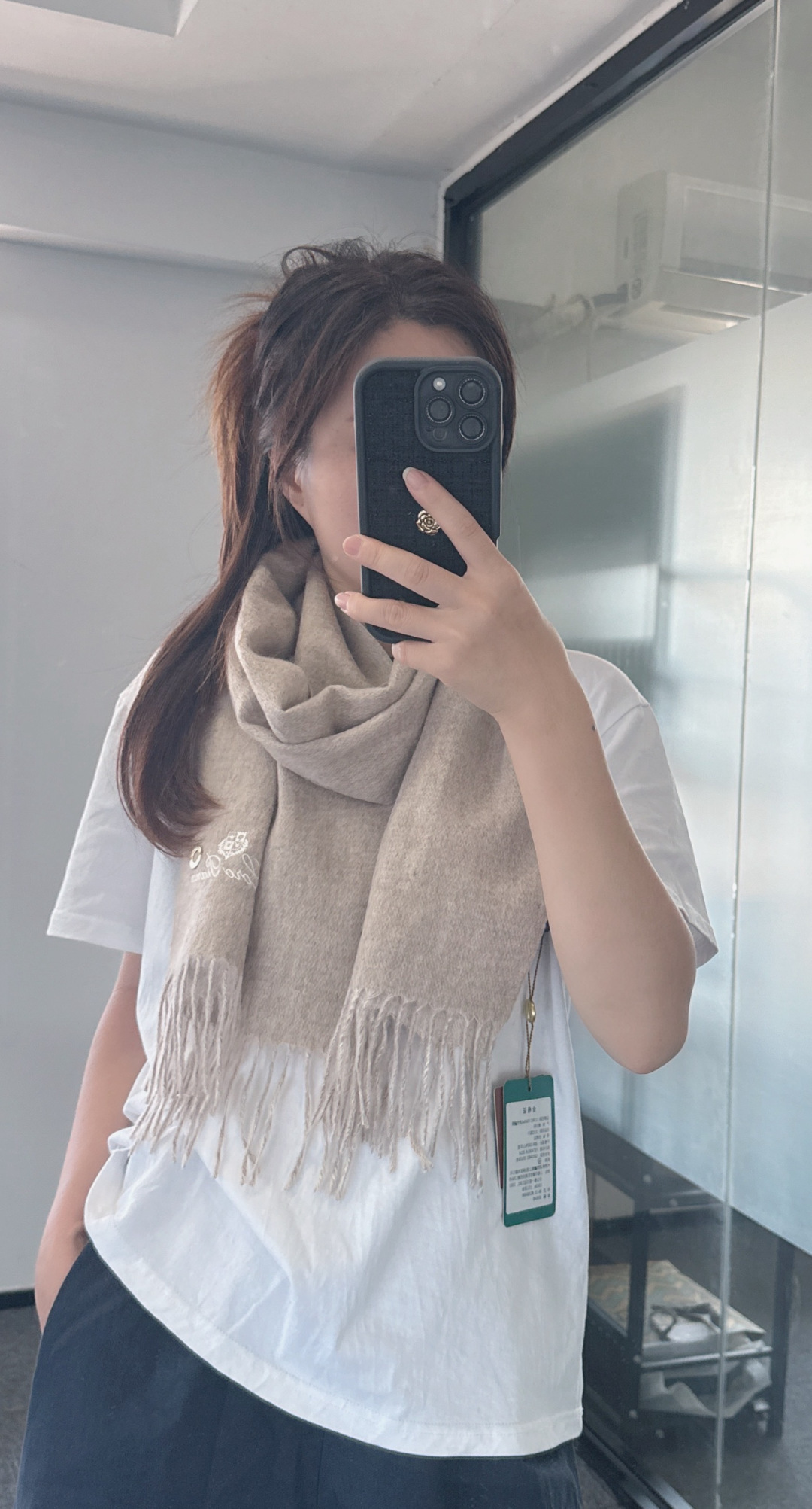 P170🆕Loro Piana · 诺悠翩雅【贸易公司尾单，极品双面山羊绒围巾披肩】送人自留都太高大上了😍重磅上新，爆款爆款，渠道极品硬货～出口意大利🇮🇹直供专柜❗尾单❗到手数量极少，客供面料100%羊绒，手感软糯，面料更有光泽，也增加了色彩的鲜艳度❗️LP一直以严格选用最高品质的羊绒为基准，没有对比就没有伤害，世界最顶级羊绒❗️更是让围巾奢华到不行，更是增加了美感和功能性，每色必留两条，搭配不头疼，不留后悔一万年，特别值得推荐的是，此款是格纹色系，精挑细选的流行配色，色彩感鲜明又高级的感觉❗️全家哪个颜色都可以互相搭配❗️30*180cm，100%阿尔巴斯山羊绒❗️