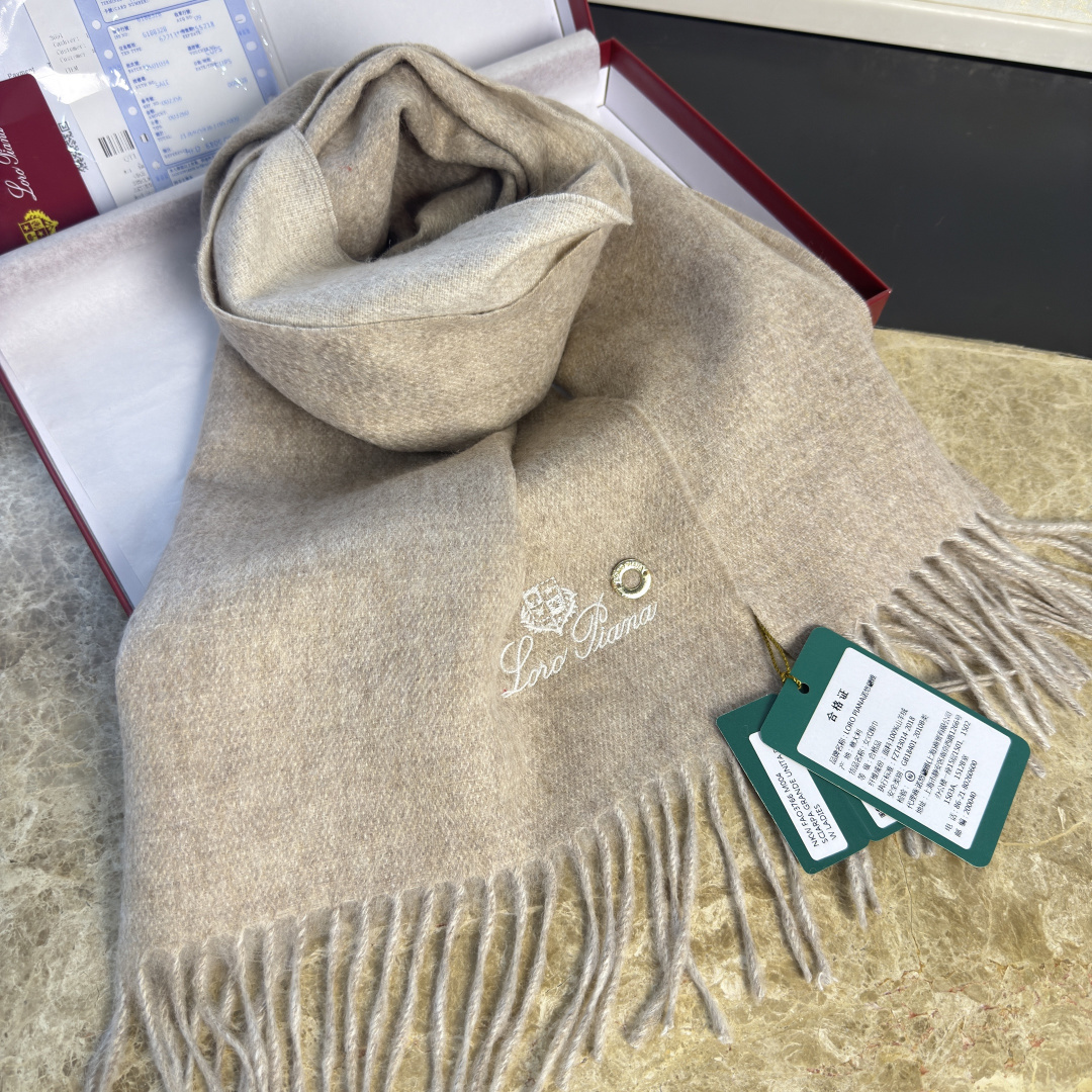 P170🆕Loro Piana · 诺悠翩雅【贸易公司尾单,极品双面山羊绒围巾披肩】送人自留都太高大上了😍重磅上新,爆款爆款,渠道极品硬货~出口意大利🇮🇹直供专柜❗尾单❗到手数量极少,客供面料100%羊绒,手感软糯,面料更有光泽,也增加了色彩的鲜艳度❗️LP一直以严格选用最高品质的羊绒为基准,没有对比就没有伤害,世界最顶级羊绒❗️更是让围巾奢华到不行,更是增加了美感和功能性,每色必留两条,搭配不头疼,不留后悔一万年,特别值得推荐的是,此款是格纹色系,精挑细选的流行配色,色彩感鲜明又高级的感觉❗️全家哪个颜色都可以互相搭配❗️30*180cm,100%阿尔巴斯山羊绒❗️