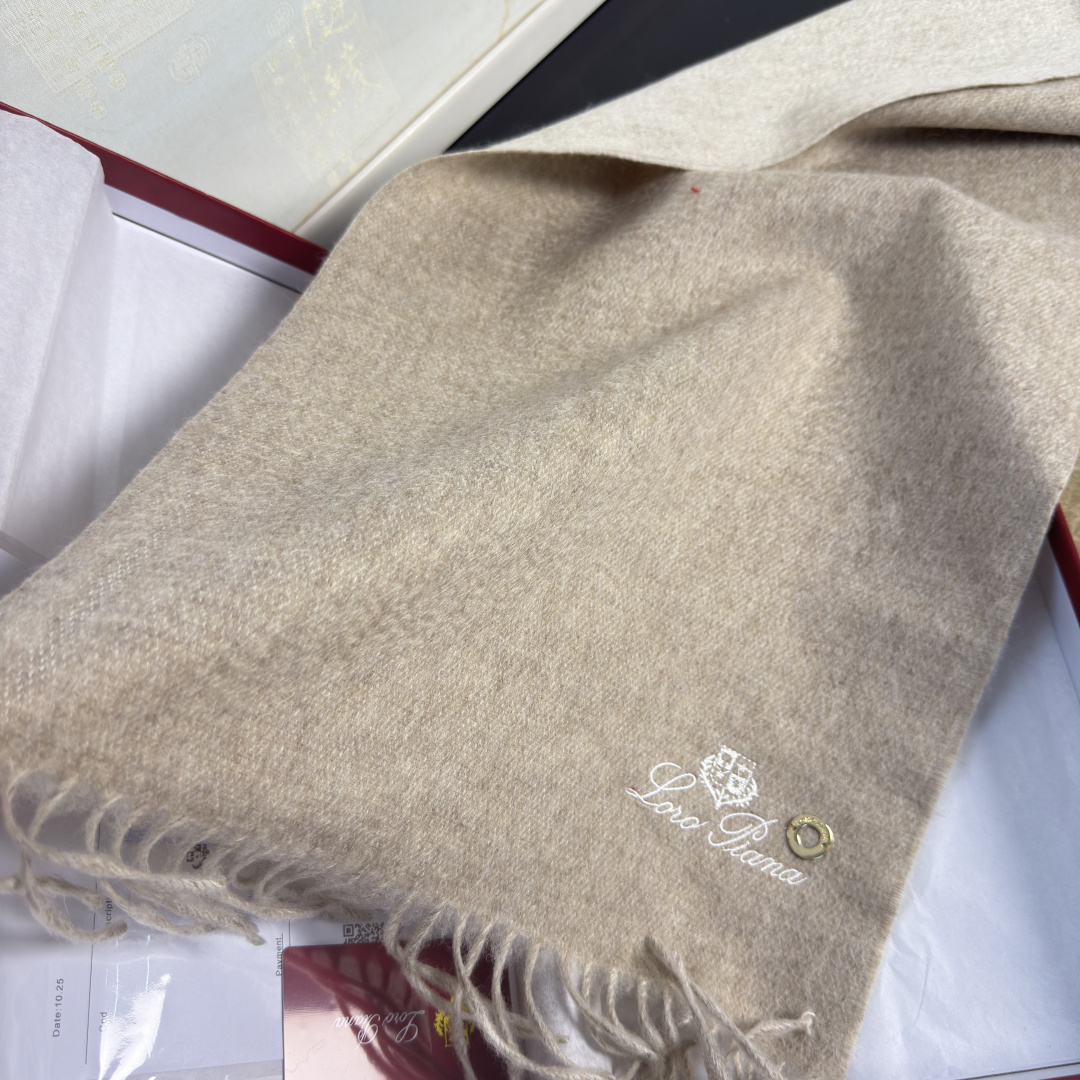 P170🆕Loro Piana · 诺悠翩雅【贸易公司尾单,极品双面山羊绒围巾披肩】送人自留都太高大上了😍重磅上新,爆款爆款,渠道极品硬货~出口意大利🇮🇹直供专柜❗尾单❗到手数量极少,客供面料100%羊绒,手感软糯,面料更有光泽,也增加了色彩的鲜艳度❗️LP一直以严格选用最高品质的羊绒为基准,没有对比就没有伤害,世界最顶级羊绒❗️更是让围巾奢华到不行,更是增加了美感和功能性,每色必留两条,搭配不头疼,不留后悔一万年,特别值得推荐的是,此款是格纹色系,精挑细选的流行配色,色彩感鲜明又高级的感觉❗️全家哪个颜色都可以互相搭配❗️30*180cm,100%阿尔巴斯山羊绒❗️