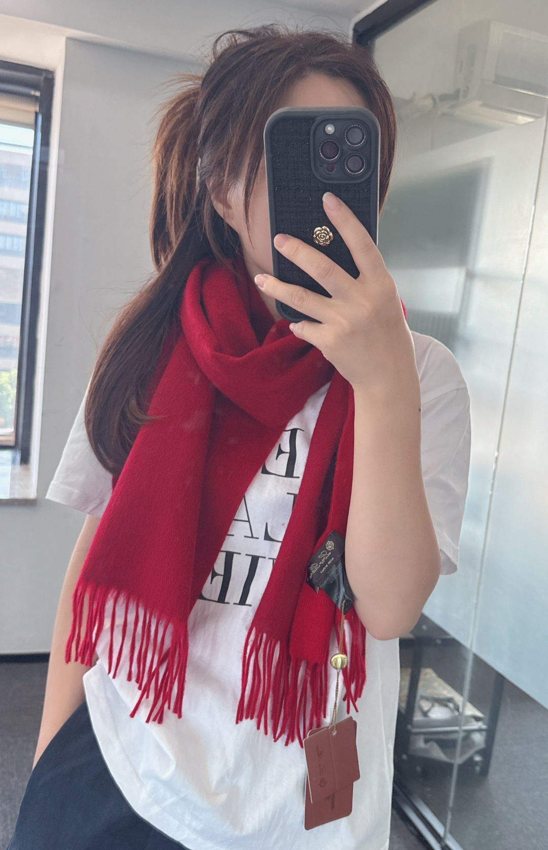 P170🆕Loro Piana · 诺悠翩雅【贸易公司尾单，极品双面山羊绒围巾披肩】送人自留都太高大上了😍重磅上新，爆款爆款，渠道极品硬货～出口意大利🇮🇹直供专柜❗尾单❗到手数量极少，客供面料100%羊绒，手感软糯，面料更有光泽，也增加了色彩的鲜艳度❗️LP一直以严格选用最高品质的羊绒为基准，没有对比就没有伤害，世界最顶级羊绒❗️更是让围巾奢华到不行，更是增加了美感和功能性，每色必留两条，搭配不头疼，不留后悔一万年，特别值得推荐的是，此款是格纹色系，精挑细选的流行配色，色彩感鲜明又高级的感觉❗️全家哪个颜色都可以互相搭配❗️30*180cm，100%阿尔巴斯山羊绒❗️