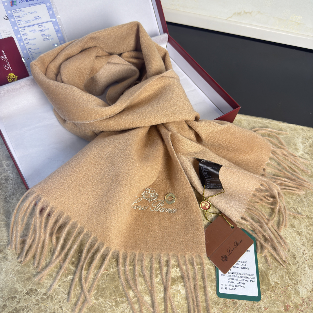 P170🆕Loro Piana · 诺悠翩雅【贸易公司尾单,极品双面山羊绒围巾披肩】送人自留都太高大上了😍重磅上新,爆款爆款,渠道极品硬货~出口意大利🇮🇹直供专柜❗尾单❗到手数量极少,客供面料100%羊绒,手感软糯,面料更有光泽,也增加了色彩的鲜艳度❗️LP一直以严格选用最高品质的羊绒为基准,没有对比就没有伤害,世界最顶级羊绒❗️更是让围巾奢华到不行,更是增加了美感和功能性,每色必留两条,搭配不头疼,不留后悔一万年,特别值得推荐的是,此款是格纹色系,精挑细选的流行配色,色彩感鲜明又高级的感觉❗️全家哪个颜色都可以互相搭配❗️30*180cm,100%阿尔巴斯山羊绒❗️
