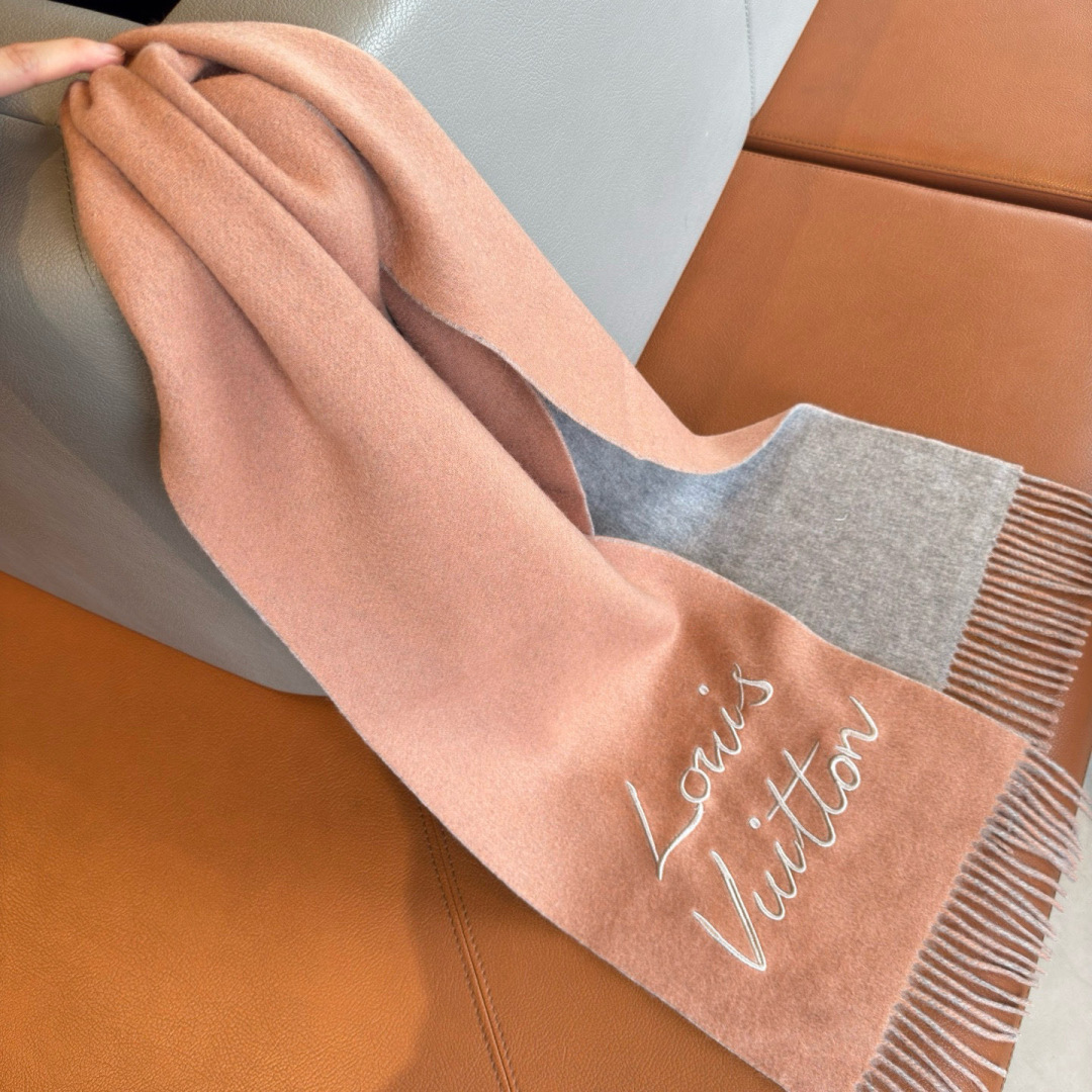 🉐️180🆕LV大驴家新款双面围巾，独家首发，围巾取材绵羊毛，以拉绒处理营造舒适暖意。手写体路易威登字母标识点睛一隅，为日常造型注入潮流格调。 规格30 x 180 厘米 (高 x 长度) 100%绵羊毛 刺绣路易威登标识织纹 流苏饰边