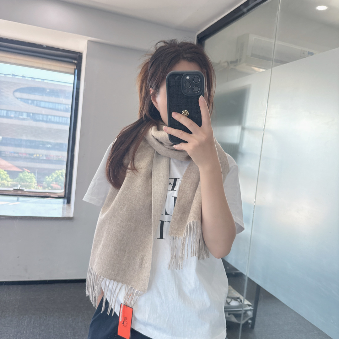 🉐️200🆕 【▪Hermes · 爱马仕羊绒双面围巾，大H难得一见的温柔配色，低调又不失优雅❗️】重点推荐❗️双面配色，一条围巾两种风格搭配，高级舒适时髦气质，大牌范十足，超级安利❗️大H这款触动内心的柔美围巾，极其简单的颜色搭配低调的马车刺绣logo，点睛之笔确又不失美感，成功人士的追求，色彩绝对💯，有点独有的仙气，绝对的情侣款不二之选，颜色淡雅，不妖娆❗️规格：32 x 180cm❗️❗️