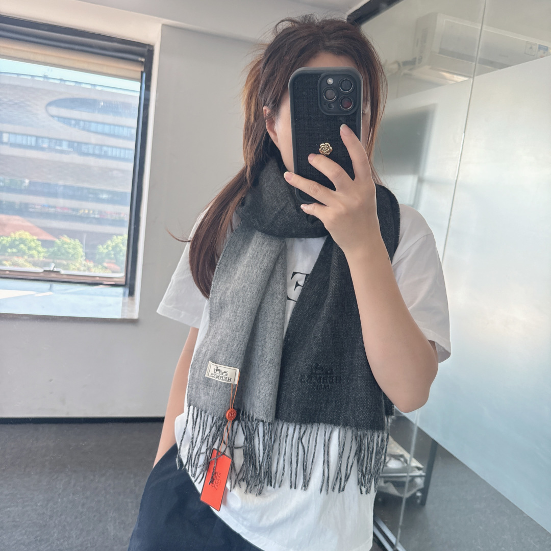 🉐️200🆕 【▪Hermes · 爱马仕羊绒双面围巾，大H难得一见的温柔配色，低调又不失优雅❗️】重点推荐❗️双面配色，一条围巾两种风格搭配，高级舒适时髦气质，大牌范十足，超级安利❗️大H这款触动内心的柔美围巾，极其简单的颜色搭配低调的马车刺绣logo，点睛之笔确又不失美感，成功人士的追求，色彩绝对💯，有点独有的仙气，绝对的情侣款不二之选，颜色淡雅，不妖娆❗️规格：32 x 180cm❗️❗️