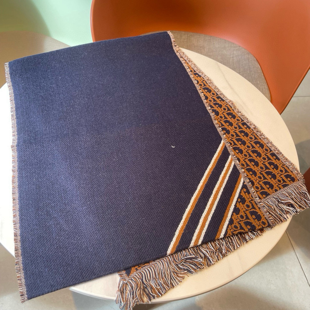 P150🆕Dior官网最新款双面围巾❗️男女士的福利 超温柔洋气的双面设计❗️感觉这个比以往的设计都更显年轻更显温柔更气质有木有！！感觉她能与一万件上衣匹配在一起，双面围巾设计 反差感提花图案，实实在在的日常时髦款，超级无敌赞的任意玩转各种系法❗️超级显瘦高级显时髦，主要还是设计好，特别显质感，加上这样的薄厚度适中上身可以很有型！是利用率相当高的一款围巾，33*200cm❗️