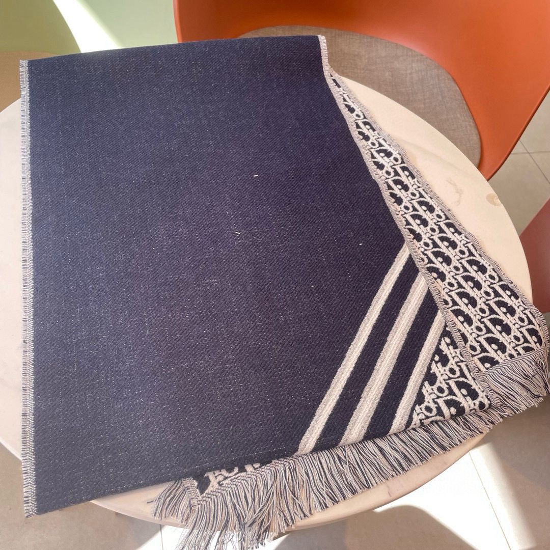 P150🆕Dior官网最新款双面围巾❗️男女士的福利 超温柔洋气的双面设计❗️感觉这个比以往的设计都更显年轻更显温柔更气质有木有!!感觉她能与一万件上衣匹配在一起,双面围巾设计 反差感提花图案,实实在在的日常时髦款,超级无敌赞的任意玩转各种系法❗️超级显瘦高级显时髦,主要还是设计好,特别显质感,加上这样的薄厚度适中上身可以很有型!是利用率相当高的一款围巾,33*200cm❗️