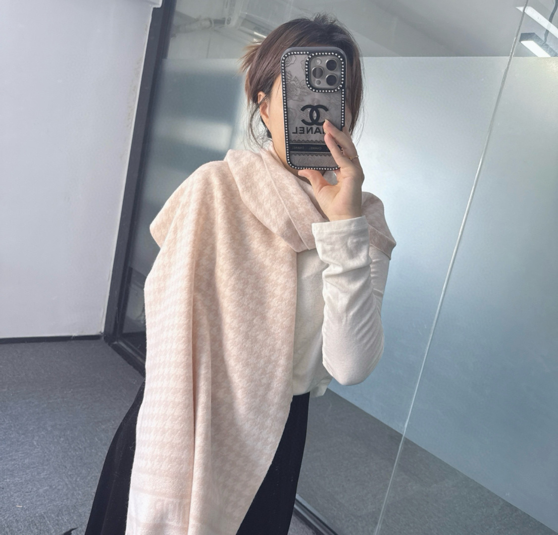 🉐️170🆕Dior Montaigne系列
这款围巾向经典的黑色和白色千鸟格纹图案致敬。采用高级面料精心制作,双面设计,饰以流苏饰边,点缀以对比鲜明的 Christian Dior 标志提花条形图案。保暖柔软,可系在颈部或披在肩部。
黑色和白色双面千鸟格纹图案
对比鲜明的 Christian Dior 标志提花条形图案
流苏饰边
尺寸:45*200
材质:100%羊绒