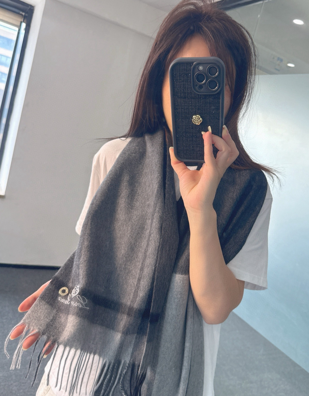 P210 🆕Loro Piana · 诺悠翩雅秋冬新品❗️【极品山羊绒水波纹格纹围巾】送人自留都太高大上了😍重磅上新，爆款爆款，渠道极品硬货～出口意大利🇮🇹直供专柜❗尾单❗到手数量极少，客供面料100%羊绒，手感软糯，经“颤栗”处理，秋波暗送极品水波纹，面料更有光泽，也增加了色彩的鲜艳度❗️LP一直以严格选用最高品质的羊绒为基准，没有对比就没有伤害，世界最顶级羊绒，更是采用“水波纹”高级纹路❗更是让围巾奢华到不行，更是增加了美感和功能性，每色必留两条，搭配不头疼，不留后悔一万年，特别值得推荐的是，此款是格纹色系，精挑细选的流行配色，色彩感鲜明又高级的感觉❗️全家哪个颜色都可以互相搭配❗️32*180cm，100%阿尔巴斯山羊绒❗️