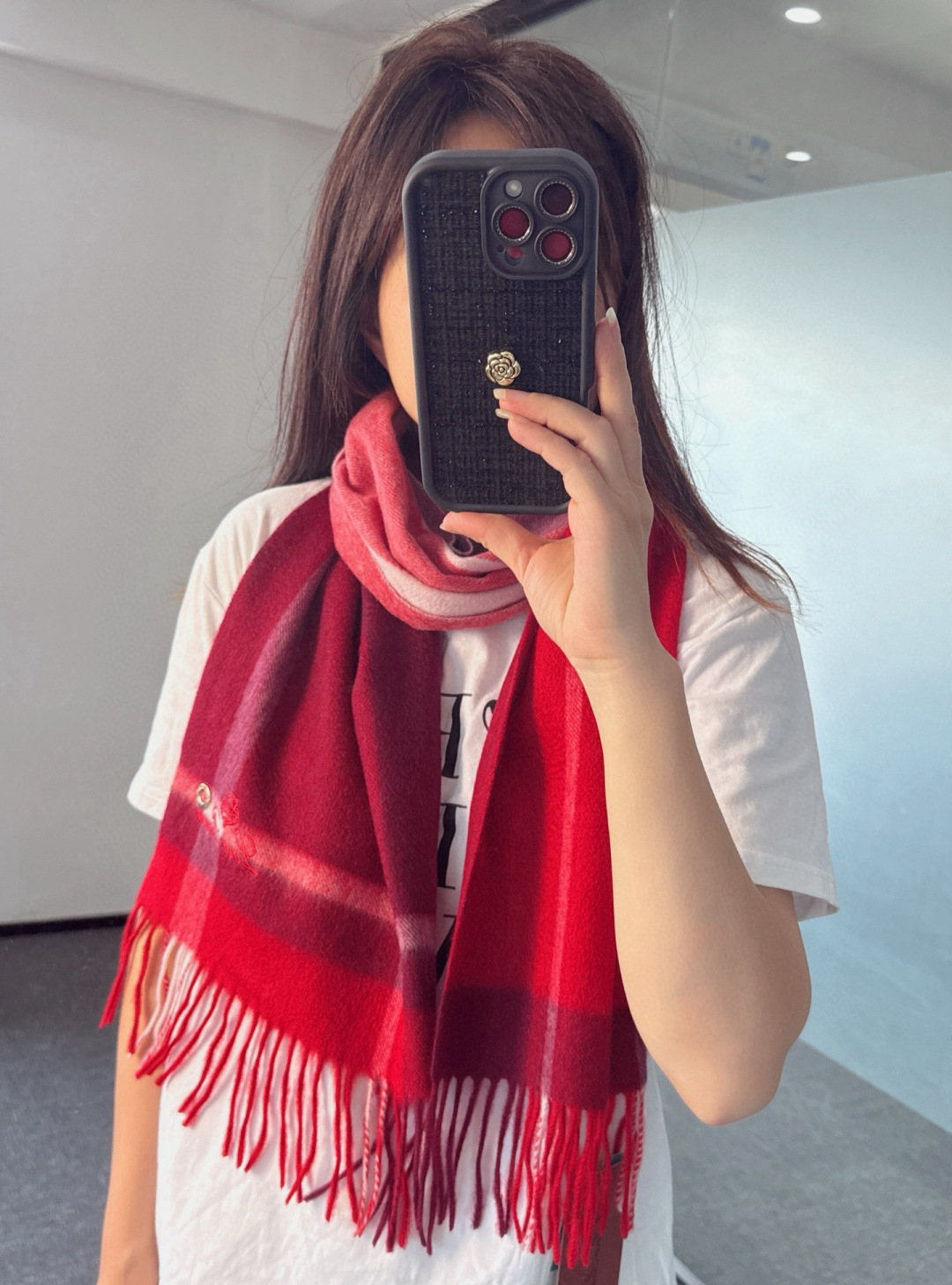 P210 🆕Loro Piana · 诺悠翩雅秋冬新品❗️【极品山羊绒水波纹格纹围巾】送人自留都太高大上了😍重磅上新，爆款爆款，渠道极品硬货～出口意大利🇮🇹直供专柜❗尾单❗到手数量极少，客供面料100%羊绒，手感软糯，经“颤栗”处理，秋波暗送极品水波纹，面料更有光泽，也增加了色彩的鲜艳度❗️LP一直以严格选用最高品质的羊绒为基准，没有对比就没有伤害，世界最顶级羊绒，更是采用“水波纹”高级纹路❗更是让围巾奢华到不行，更是增加了美感和功能性，每色必留两条，搭配不头疼，不留后悔一万年，特别值得推荐的是，此款是格纹色系，精挑细选的流行配色，色彩感鲜明又高级的感觉❗️全家哪个颜色都可以互相搭配❗️32*180cm，100%阿尔巴斯山羊绒❗️