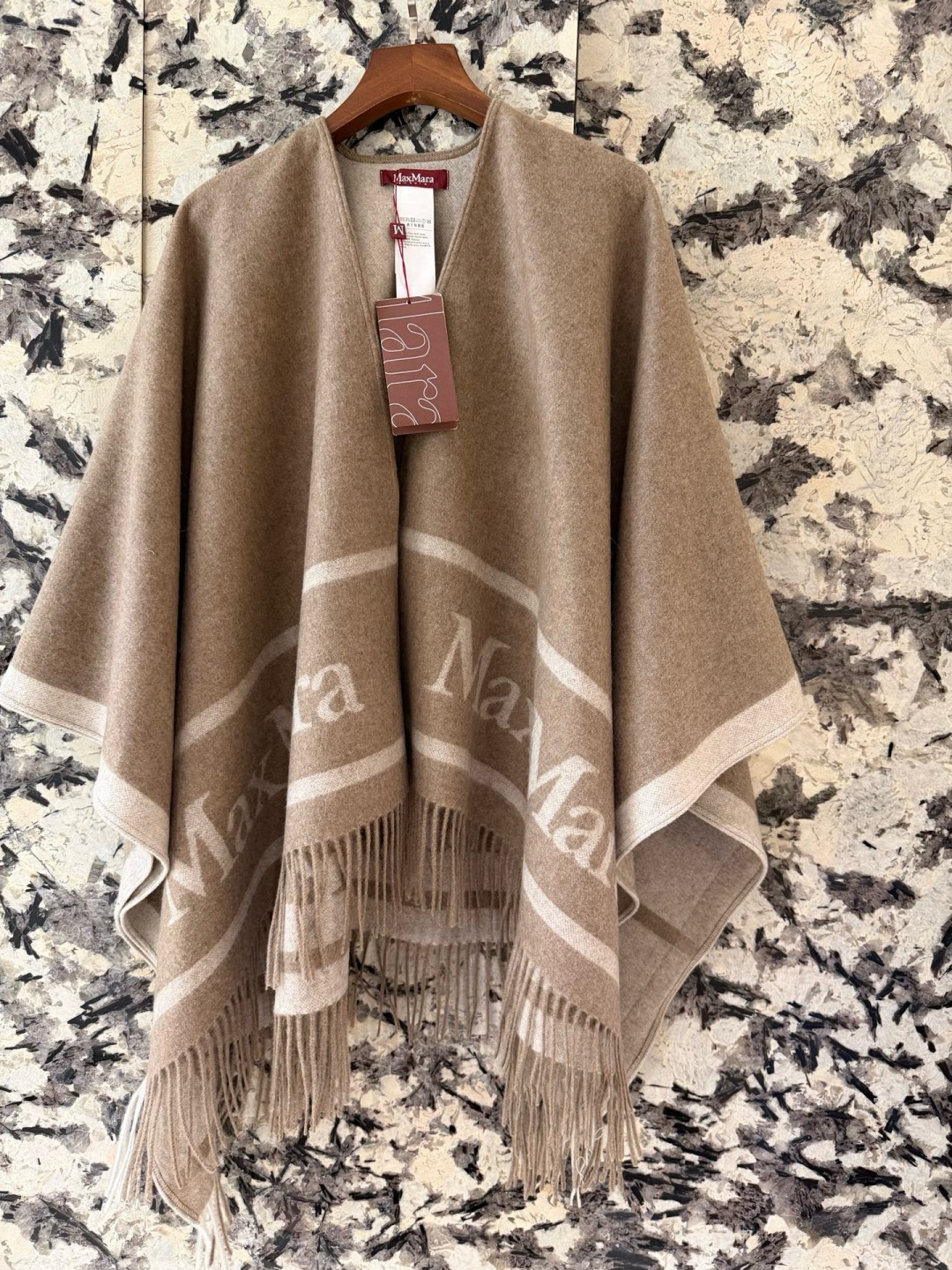 🆕【新色Maxmara】臻品推荐，易梦玲徐艺洋同款，最火的斗篷披肩，同步专柜5000➕，秋冬新款！亲妈价格给力推荐！造型功能很强大！实物真的很赞！！！特别精细，面料柔软轻盈， 真材实料，东西，柜上多少钱一条大家都知道，这款斗篷配上长筒靴超带范儿，舒适性与保暖性于一体，是适合寒冷时节穿着的绝佳单品。甄选最为柔软小绵羊毛原料，匠心融入纯手工打造的M标设计 尺寸:130x160cm，100%绵羊毛，手感很好不扎人。