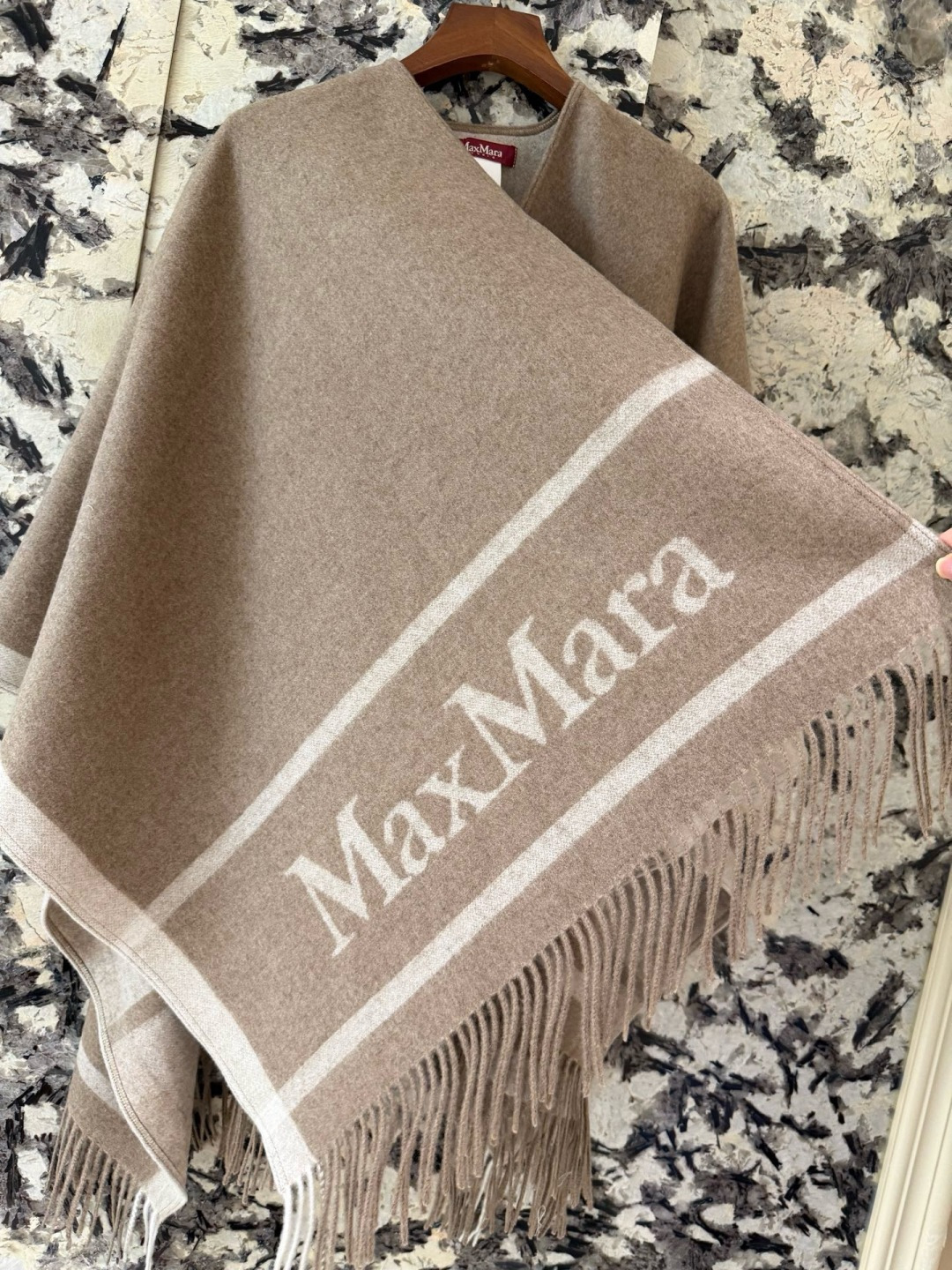 🆕【新色Maxmara】臻品推荐，易梦玲徐艺洋同款，最火的斗篷披肩，同步专柜5000➕，秋冬新款！亲妈价格给力推荐！造型功能很强大！实物真的很赞！！！特别精细，面料柔软轻盈， 真材实料，东西，柜上多少钱一条大家都知道，这款斗篷配上长筒靴超带范儿，舒适性与保暖性于一体，是适合寒冷时节穿着的绝佳单品。甄选最为柔软小绵羊毛原料，匠心融入纯手工打造的M标设计 尺寸:130x160cm，100%绵羊毛，手感很好不扎人。