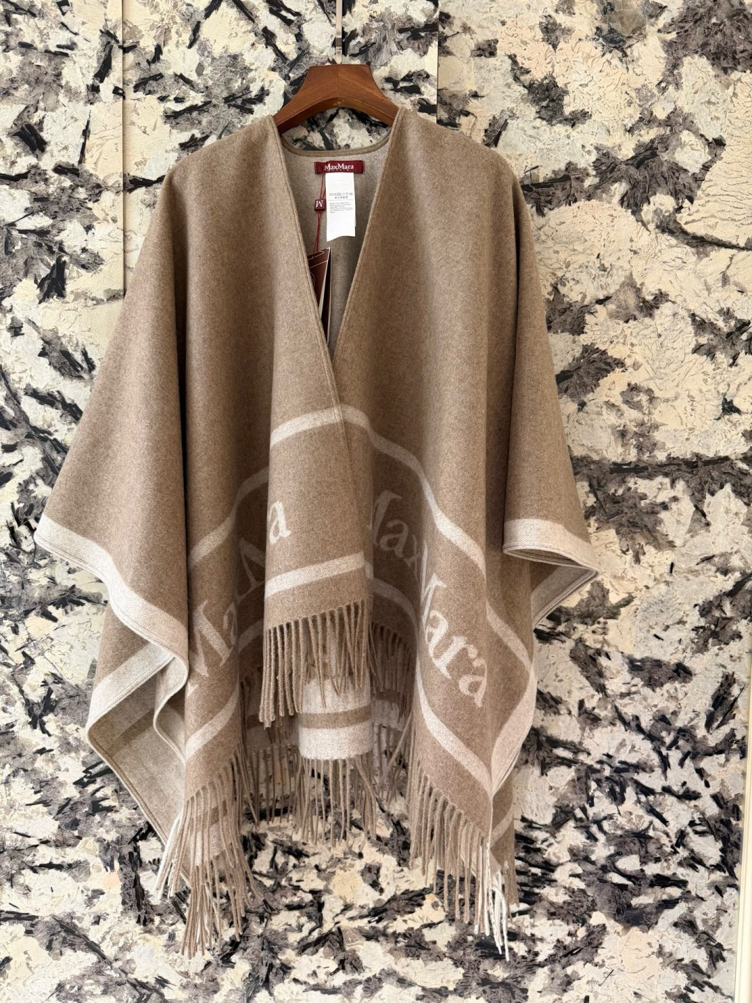 🆕【新色Maxmara】臻品推荐，易梦玲徐艺洋同款，最火的斗篷披肩，同步专柜5000➕，秋冬新款！亲妈价格给力推荐！造型功能很强大！实物真的很赞！！！特别精细，面料柔软轻盈， 真材实料，东西，柜上多少钱一条大家都知道，这款斗篷配上长筒靴超带范儿，舒适性与保暖性于一体，是适合寒冷时节穿着的绝佳单品。甄选最为柔软小绵羊毛原料，匠心融入纯手工打造的M标设计 尺寸:130x160cm，100%绵羊毛，手感很好不扎人。