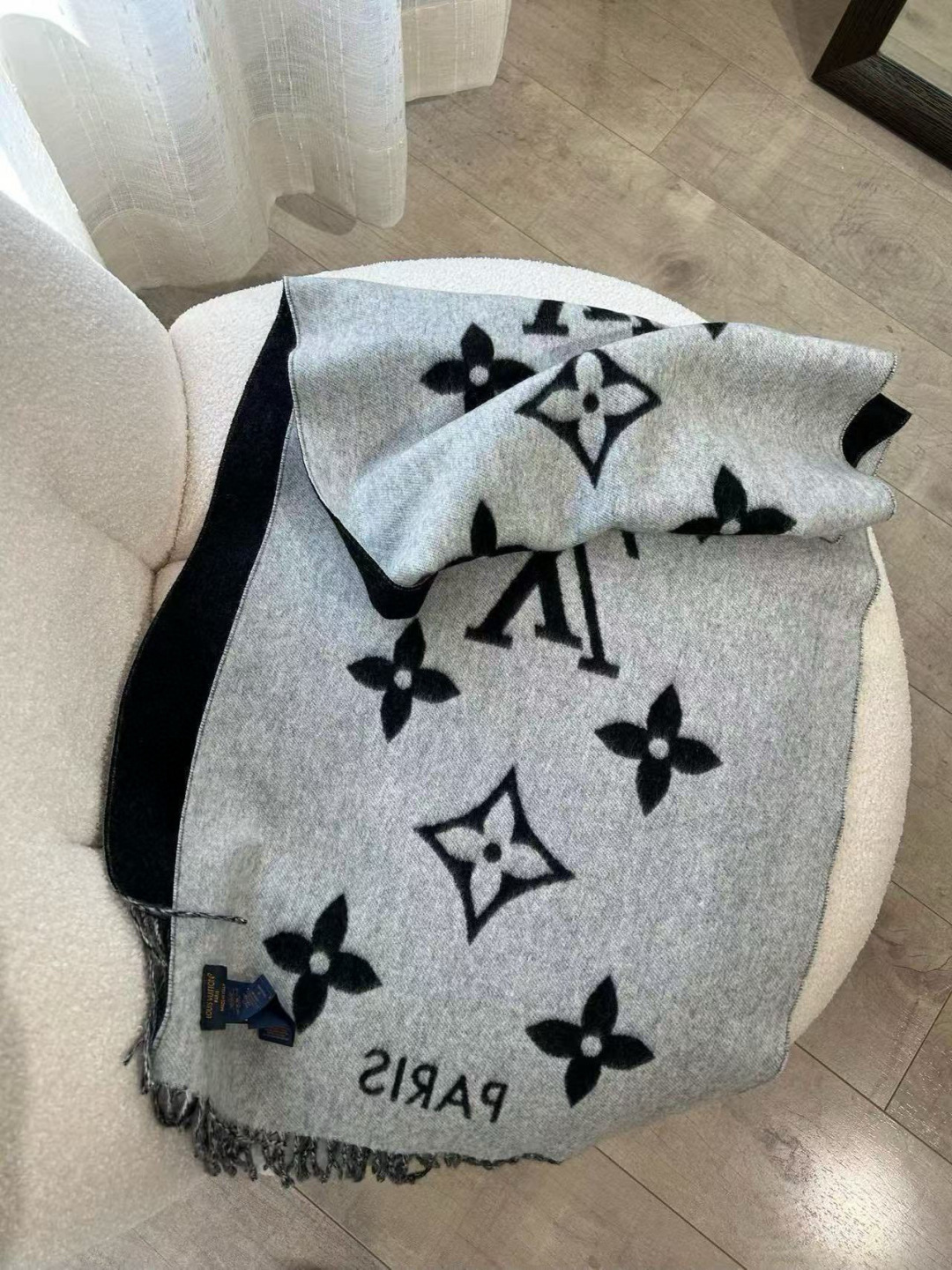 P350🆕【霍思燕同款芯片版原单货纯山羊绒】这个是今年台湾定单的渠道货‼这个款我超级挑~就是为了让你们围着去专柜的‼代购的来~香港贸易公司的订单，因为出货时间问题余下300条❗还好去年原料价格低一些，而且工厂本身利润就低，才能谈下来都收了这些货这个价格，这种客供余料的货(和国产的羊绒绝对不同，手感你一模就会明白❗)偷偷的又做出来了。去年冬天厂里因为合同关系不敢放出来卖，当时我就一直盯着，现在合同到期终于完美到我手上了‼我稍微给大家普及下这个各路版本都说自己是ZP的打脸款:1⃣.这款Reykjavik披肩的灵魂点，羊绒的网眼密度❗非常密，正反基本看不到网眼洞洞(你们可以比对其他家，都是“#”横竖纹路的，且都有孔)。反观我们的，是斜纹纹路的完全没有孔❗2⃣.披肩反面两侧有竖条边线。这是LV正品在生产工艺上会留有的❗很多F货用的是别的工艺所以不会有边线，当然个别赶到几条边上被工人裁剪掉了就没有了，但仅仅是个别几条❗3⃣厚度和柔软度。只有原单规格才能厚度和柔软度兼具❗其他就不多说了，买不买没关系，但我们教你懂货‼你和真正的牛逼货之间就差辨识力❗出完无补，因为没有这客供原料了‼‼我剁手都要买，因为真的可以用一辈子‼45*170➕流苏10x2cm