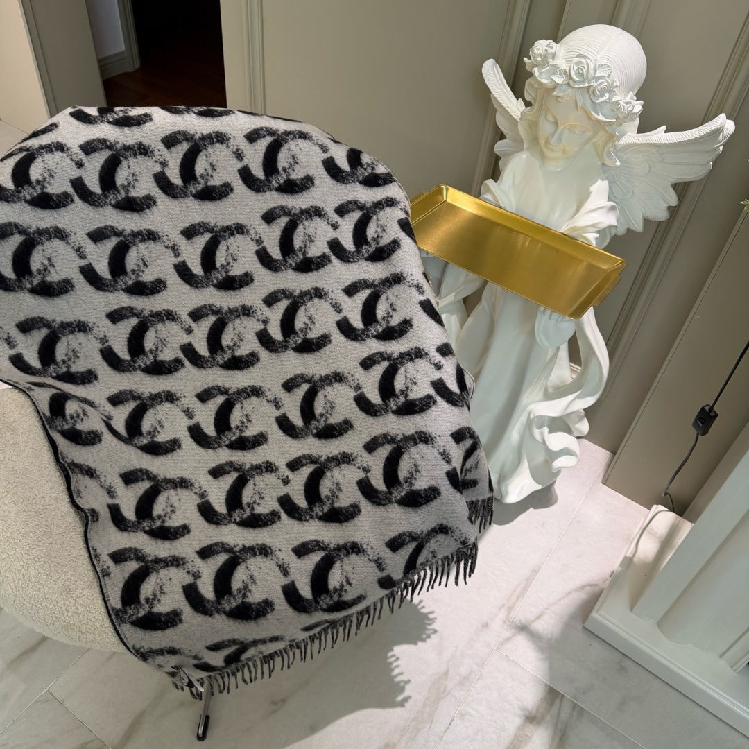 🆕香奶奶独家新款，25k系列哈双面黑白熊猫渐变色Logo双C羊绒围巾披肩，这绝对是今年最最最美的一款，没