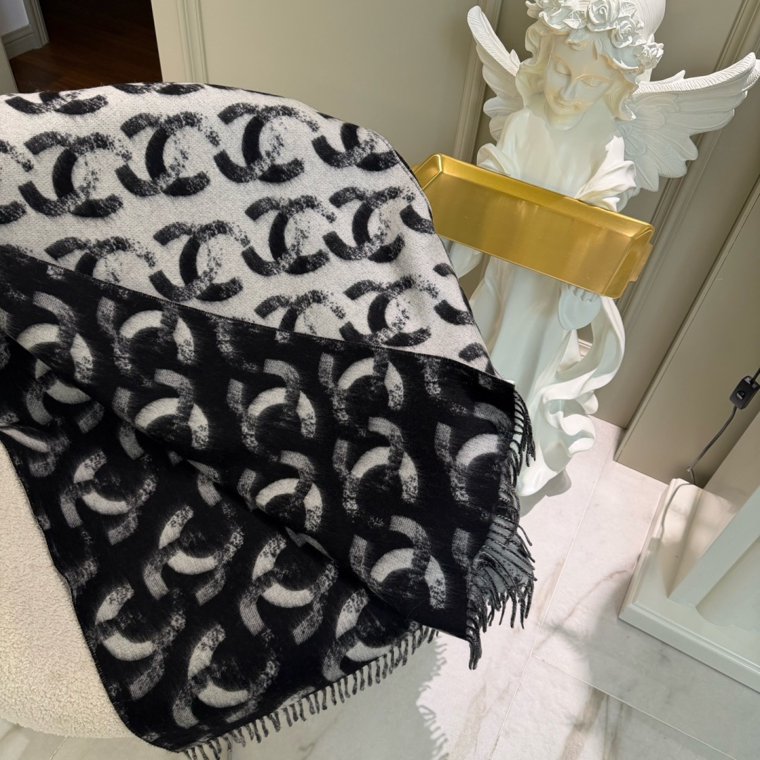 🆕香奶奶独家新款，25k系列哈双面黑白熊猫渐变色Logo双C羊绒围巾披肩，这绝对是今年最最最美的一款，没