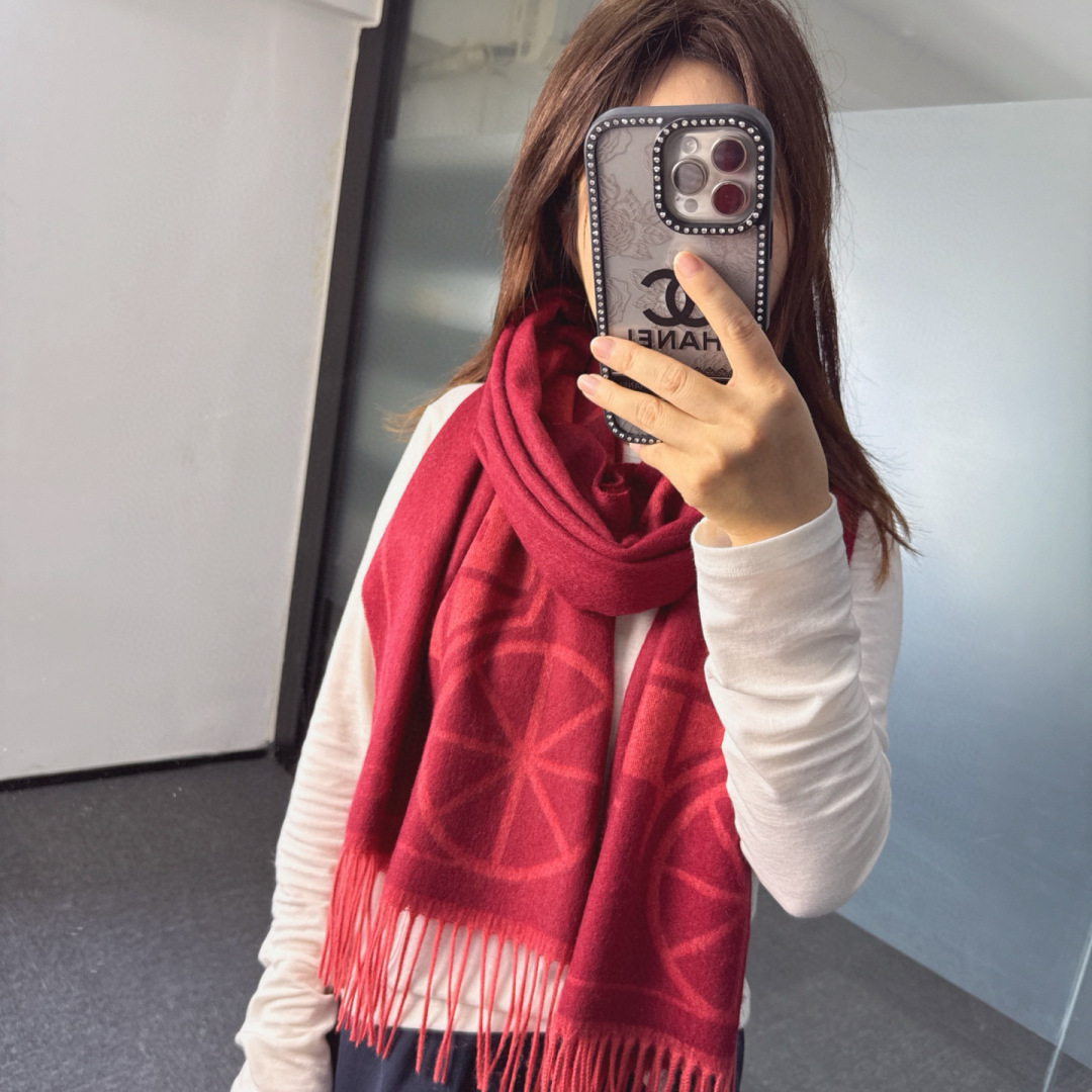 P170🆕COCAH新品马车图案印花大尺寸围巾❗️原版全套辅料，这款马车图案印花大尺寸围巾采用绵羊毛和山羊绒的奢华混纺构成，饰有标志性Coach元素。该羊毛围巾既可佩戴于脖子上来保持身体温暖，也可披在肩上呈现休闲风采。
材质：97% 绵羊毛3% 山羊绒
尺寸：178cm x 48cm