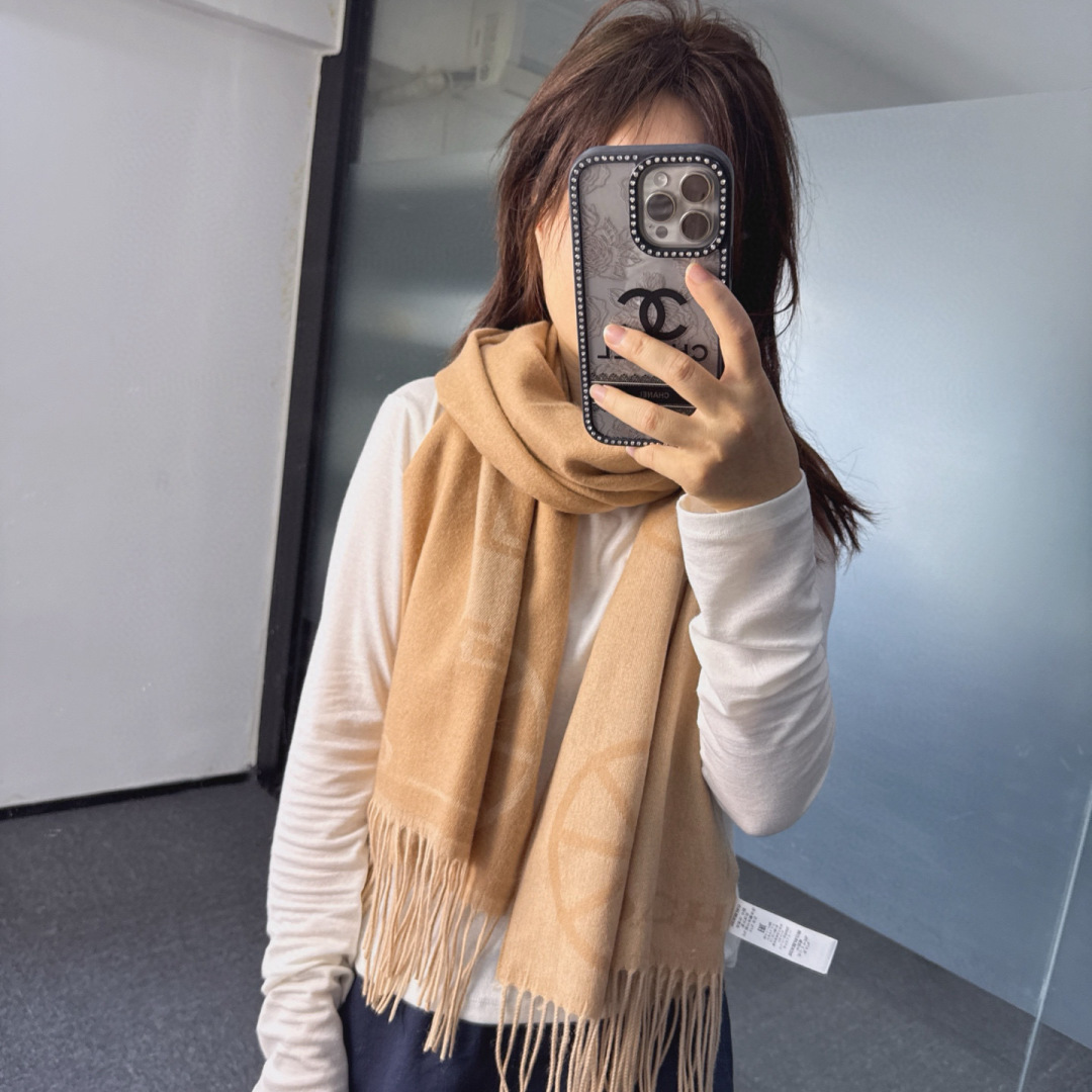 P170🆕COCAH新品马车图案印花大尺寸围巾❗️原版全套辅料，这款马车图案印花大尺寸围巾采用绵羊毛和山羊绒的奢华混纺构成，饰有标志性Coach元素。该羊毛围巾既可佩戴于脖子上来保持身体温暖，也可披在肩上呈现休闲风采。
材质：97% 绵羊毛3% 山羊绒
尺寸：178cm x 48cm