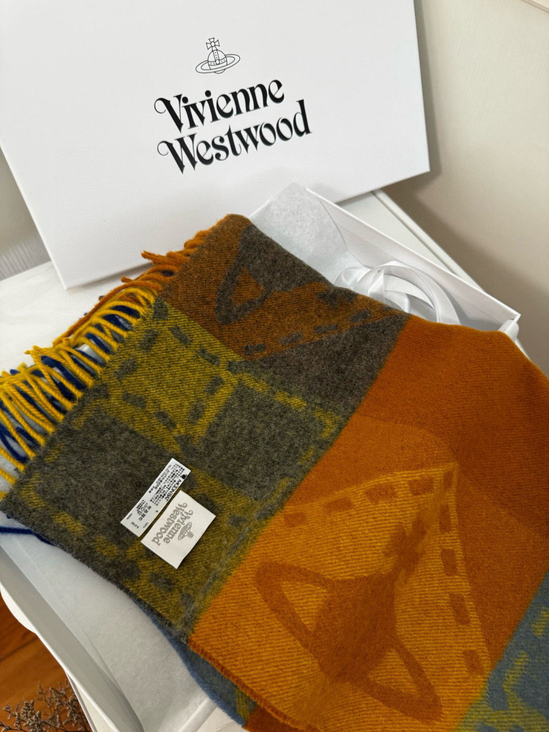 P140🆕𝐢𝐯𝐢𝐞𝐧𝐧𝐞 𝐖𝐞𝐬𝐭𝐰𝐨𝐨𝐝🪐✨
大土星新款围巾 vivienne westwood西太后土星 英国时装设计师,时装的朋克之母!时尚潮流风格,品质强大,超美的设计!简约大气刺绣Logo‼精致💎这个款不用担心不好看,因为经典的元素洋气的新设计!赠礼的完美之选,充分展现个性风范。品质非常整个首饰给人大牌气场的同时又非常精致,让整个人的层次提升好几个level💟绝对值得入手‼️🌟尺寸50*180