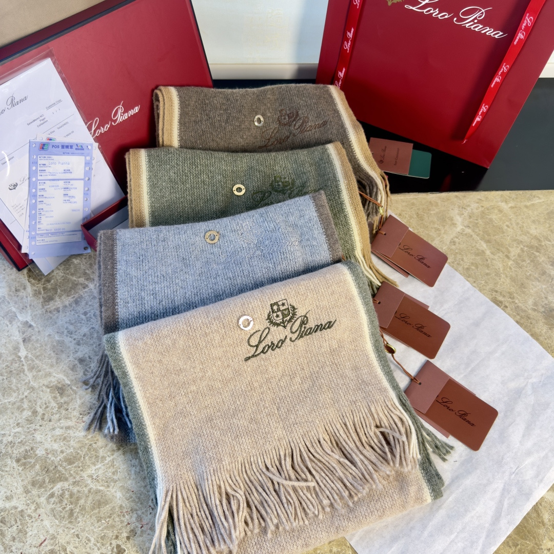 P160🆕Loro Piana · 诺悠翩雅秋冬新品羊绒针织围巾!出口尾单,客供顶级纱线!这款织法比较难,又很费纱线,工艺难度非常大!!可正式,可随意,非常Classical的设计。这样的情侣款围巾,绝对是一条审美不过时的单品!随便围都会好看的羊绒围巾,版型真是一绝!!太实用百搭了,其实没有多余的设计,怎么围都好看!有垂坠感,温暖且非常显瘦!搭配正装或者搭配休闲装都很合适~对折挂围或者绕圈围都完全可以,有温度的风度‼️Size:28✖️180❗️