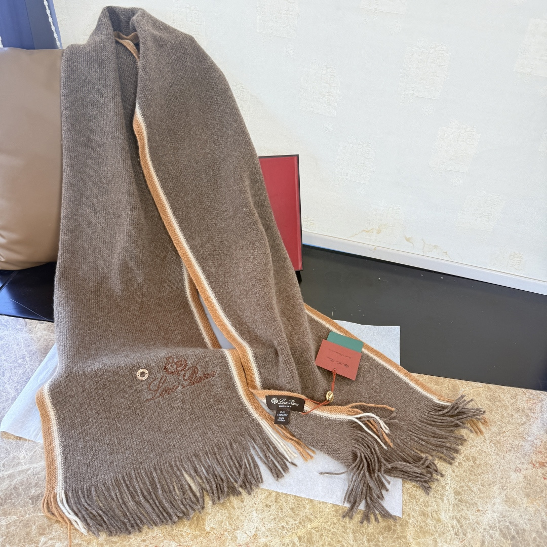 P160🆕Loro Piana · 诺悠翩雅秋冬新品羊绒针织围巾!出口尾单,客供顶级纱线!这款织法比较难,又很费纱线,工艺难度非常大!!可正式,可随意,非常Classical的设计。这样的情侣款围巾,绝对是一条审美不过时的单品!随便围都会好看的羊绒围巾,版型真是一绝!!太实用百搭了,其实没有多余的设计,怎么围都好看!有垂坠感,温暖且非常显瘦!搭配正装或者搭配休闲装都很合适~对折挂围或者绕圈围都完全可以,有温度的风度‼️Size:28✖️180❗️