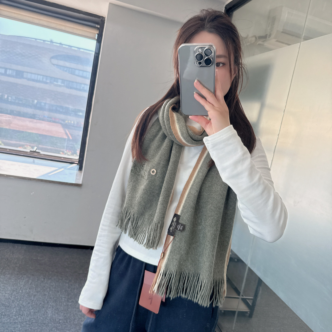 P160🆕Loro Piana · 诺悠翩雅秋冬新品羊绒针织围巾!出口尾单,客供顶级纱线!这款织法比较难,又很费纱线,工艺难度非常大!!可正式,可随意,非常Classical的设计。这样的情侣款围巾,绝对是一条审美不过时的单品!随便围都会好看的羊绒围巾,版型真是一绝!!太实用百搭了,其实没有多余的设计,怎么围都好看!有垂坠感,温暖且非常显瘦!搭配正装或者搭配休闲装都很合适~对折挂围或者绕圈围都完全可以,有温度的风度‼️Size:28✖️180❗️